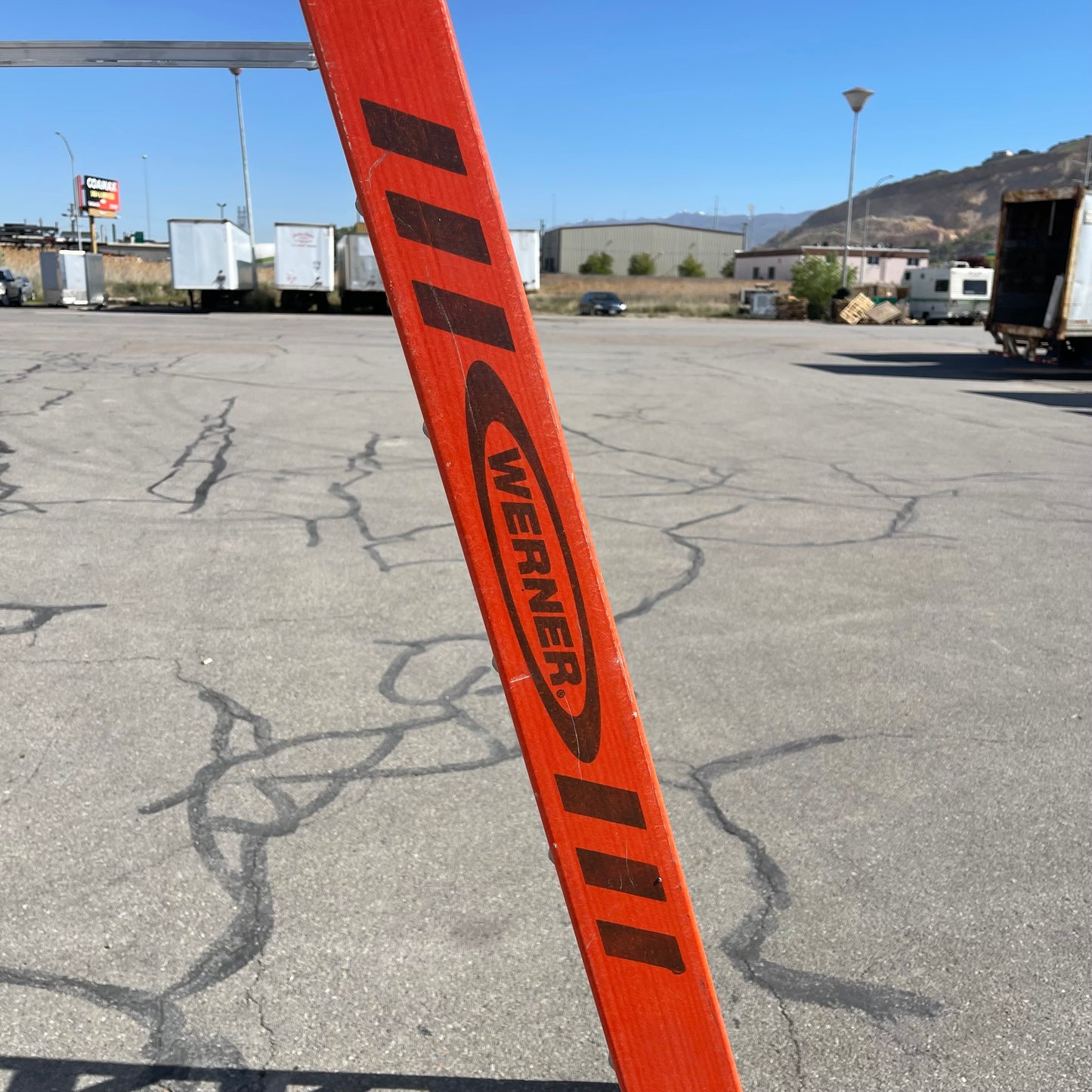 Z@ WERNER Fiberglass Twin Ladder 20 ft, 300 lbs cap Orange T7420 (Missing Support)