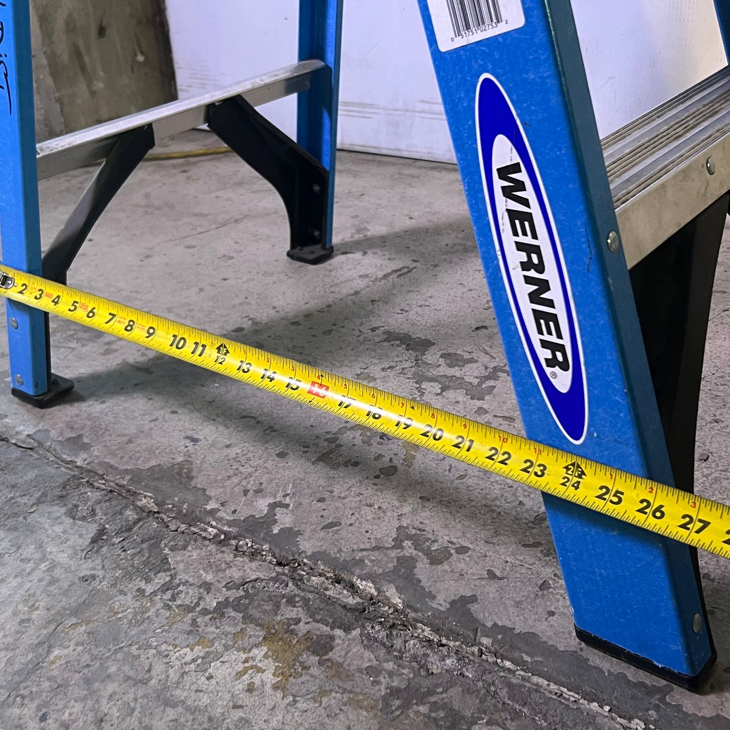 WERNER Type I Fiberglass Single Sided Stepladder Capacity 250 Lb. 4 ft. Blue & Grey FSI04