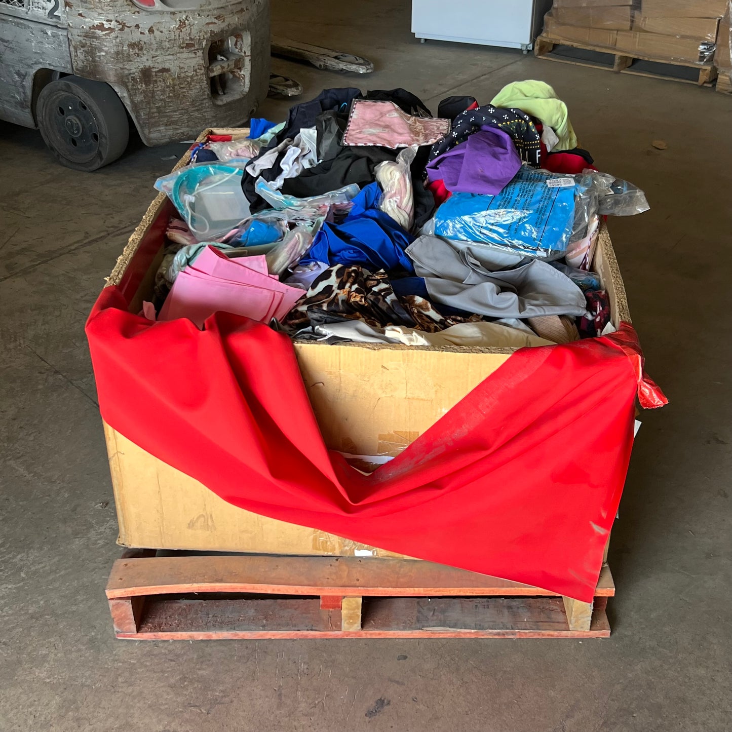 ZA@ Pallet of MIXED Men’s, Women’s, & Chidren’s Clothing (AS-IS)