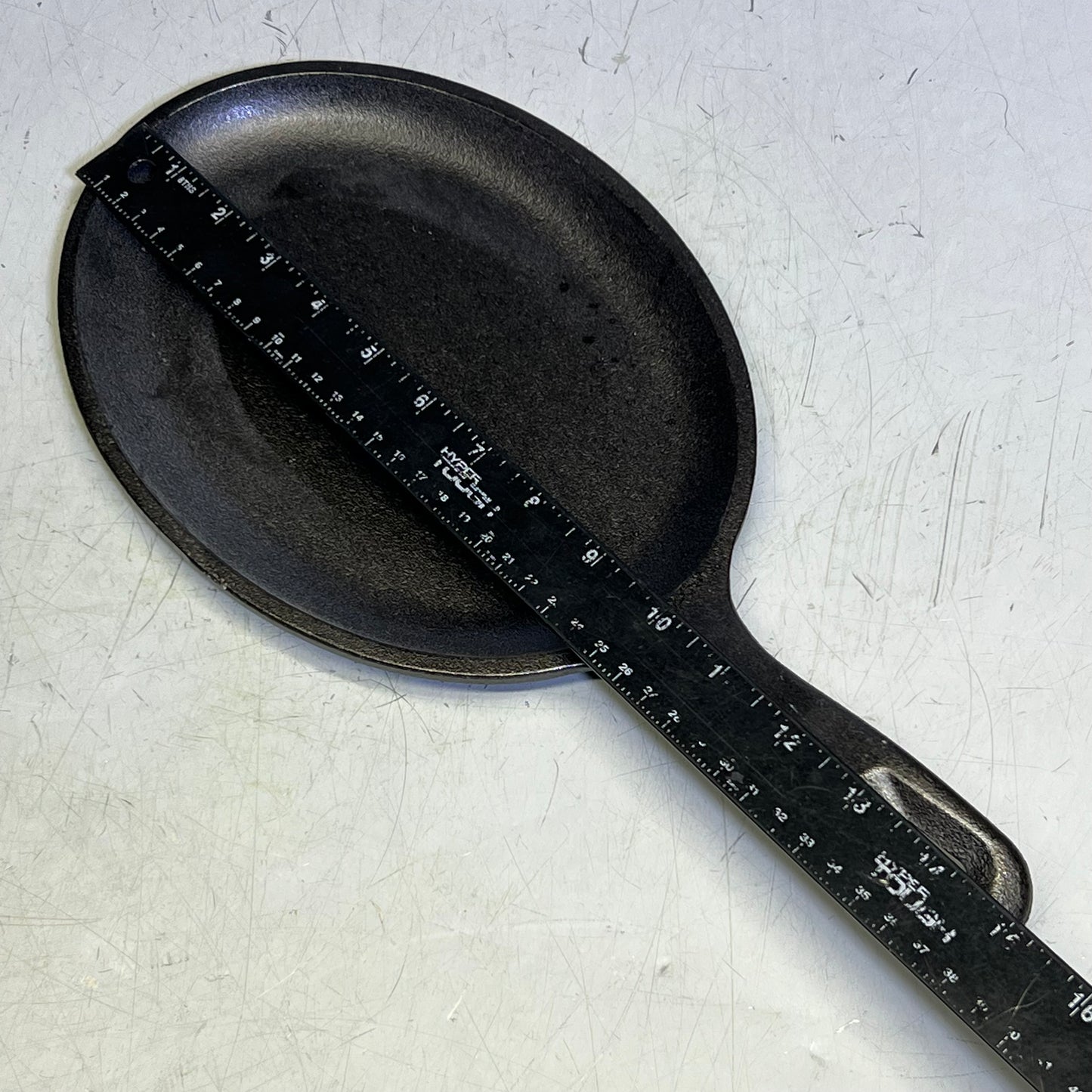 LODGE 10" Oval Pre-Seasoned Cast Iron Fajita Skillet With Handle