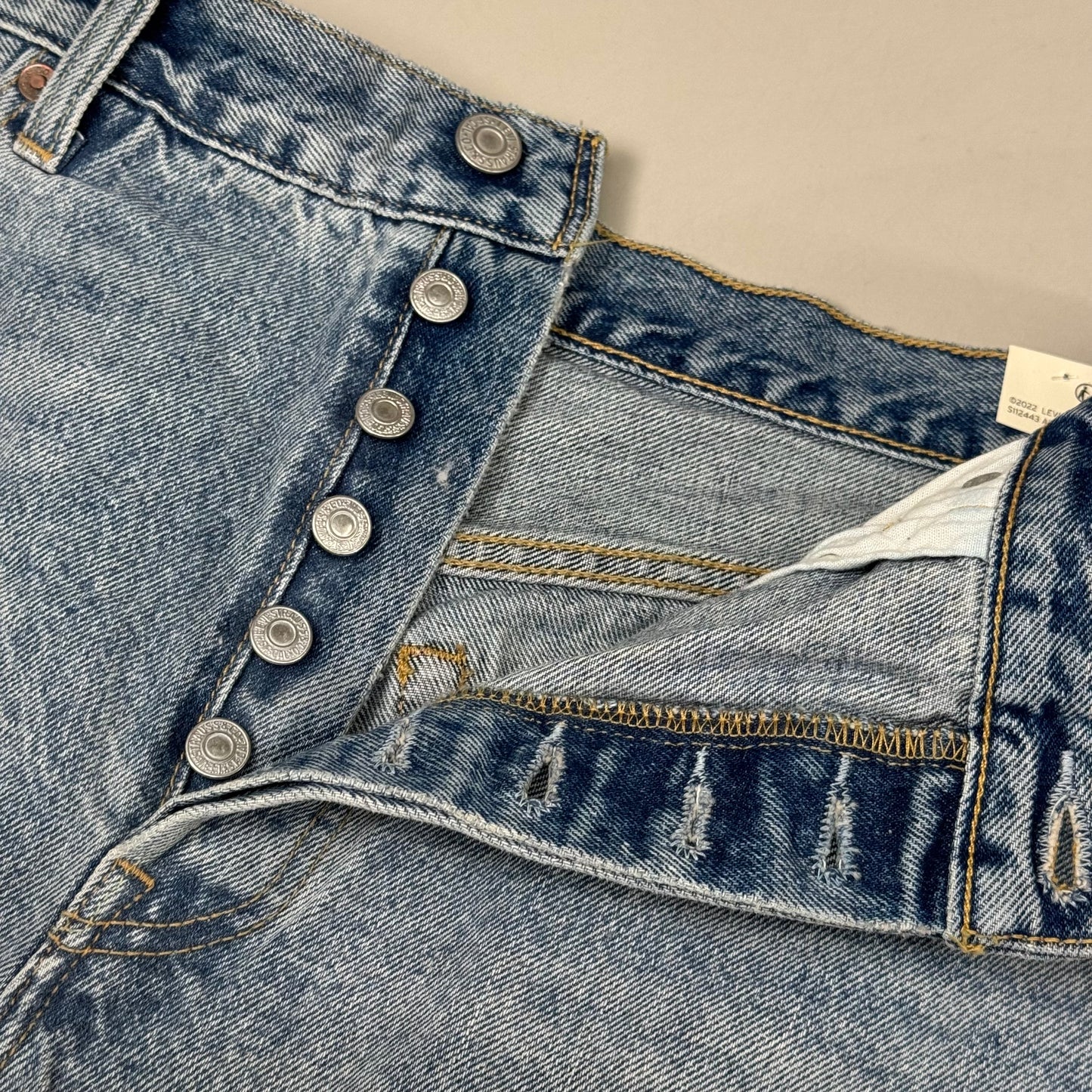 LEVIS 501 Original Fit High Rise Shorts Medium Wash Women's Sz 33 Mega Vibe Blue