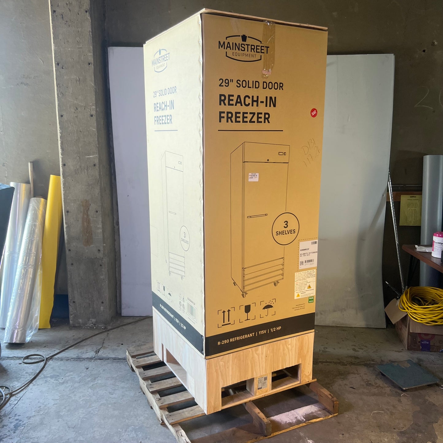 MAINSTREET 29" Solid Door Reach-in Freezer 115V - 1/2HP 829BMR23F