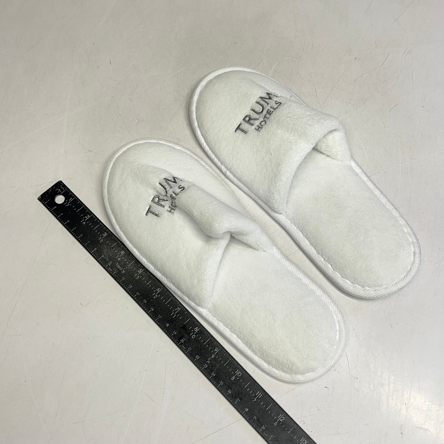 TRUMP STORE Embroidered Spa Slippers Men's Sz 12 Women's Sz 14 White/Silver