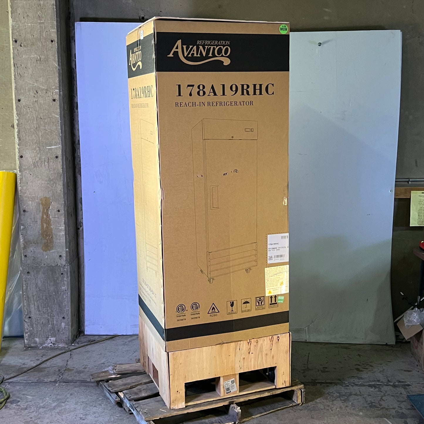 Z@ AVANTCO Solid Door Reach Refrigerator 115V 304 SS 30 3/8x27 3/8x84 1/2 178A19RHC (As-is)