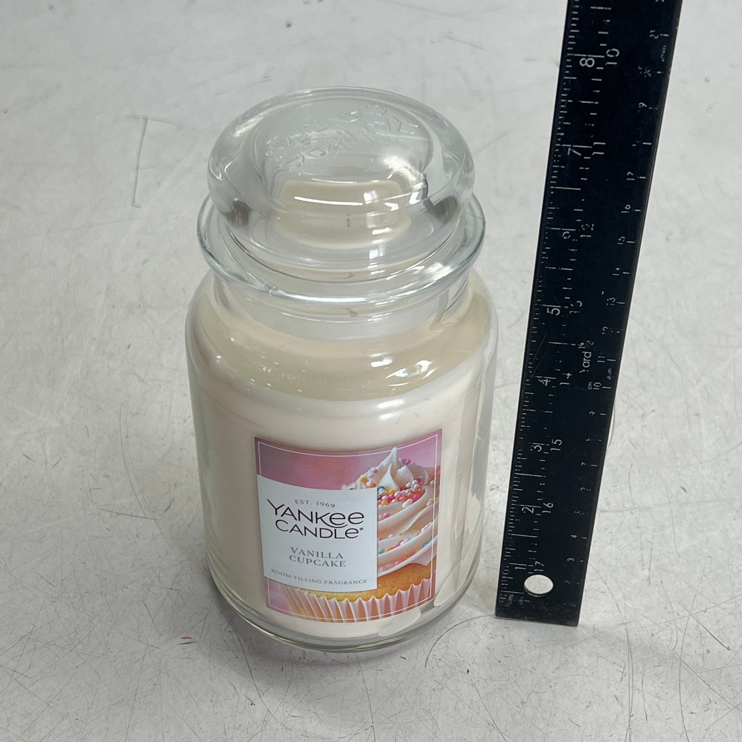 YANKEE CANDLE Single Wick Candle W/ Sealing Lid Vanilla Cupcake Scent 150hr 22oz
