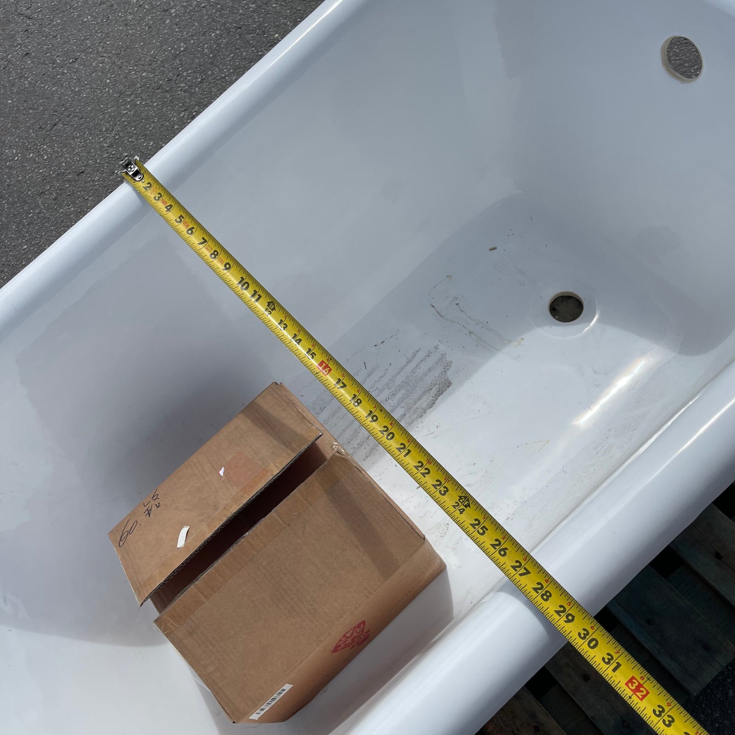 ZA@ Pallet of MIXED Freestanding Clawfoot Bathtub 60”x29”x18” (AS-IS)