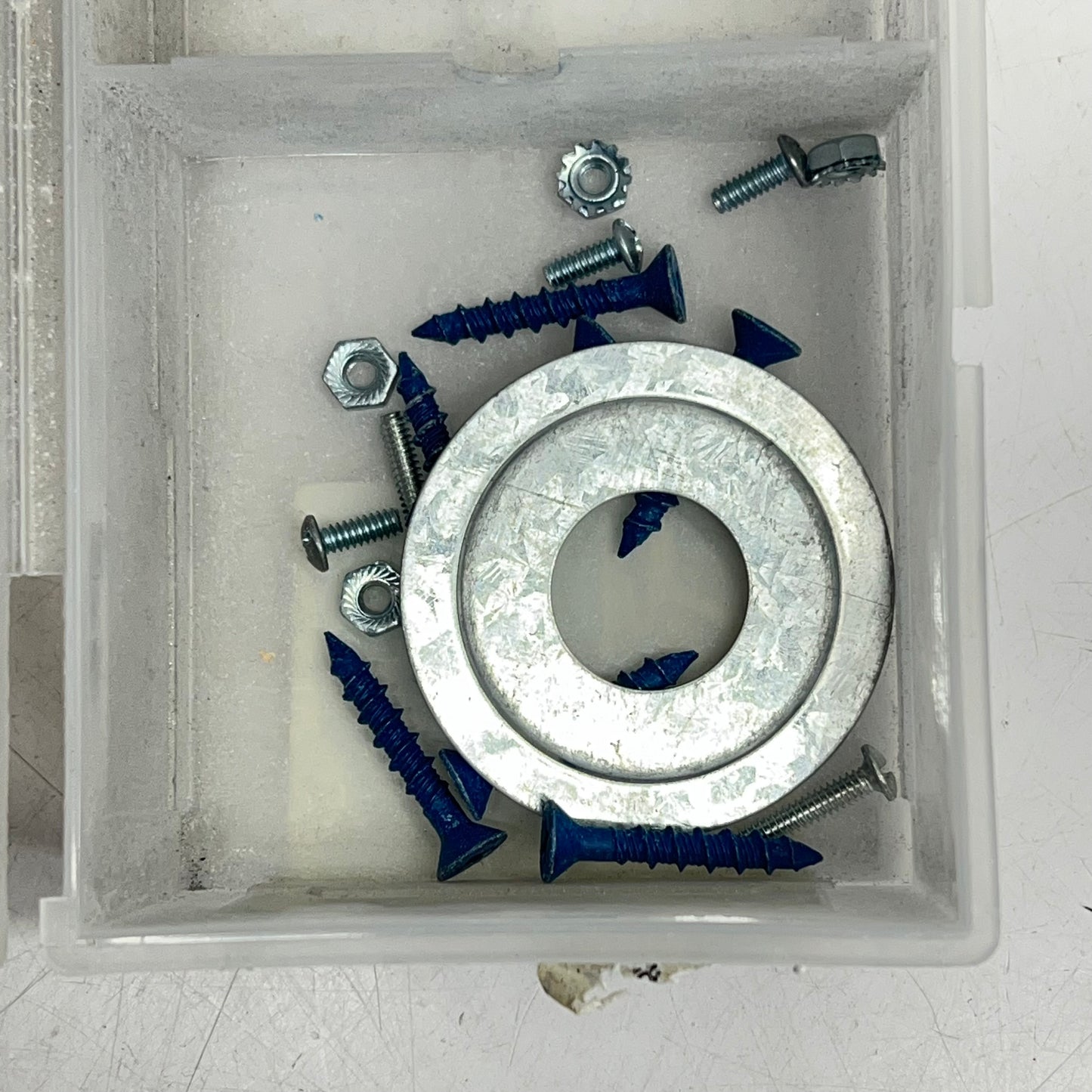 ZA@ (LOT OF 4) Assorted Lighting Hardware/screws & Parts White