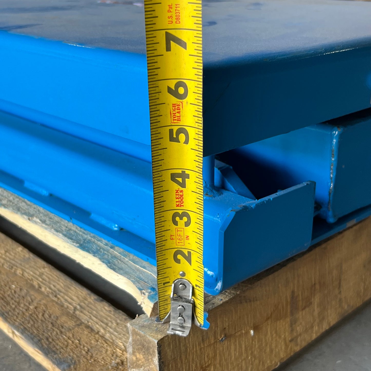 VERSACE Hydraulic Lift Table Max Cap 550 Lbs 20"W x 32"L x 6"-28"H Blue X25CNBI