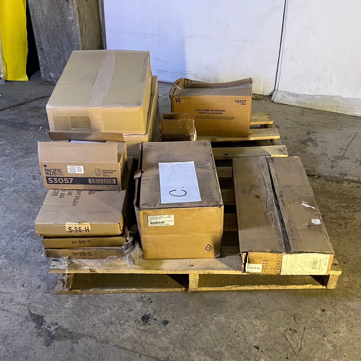 ZA@ Pallet of MIXED, Sampling Bottles, Food, Soap Dispenser, Etc... (AS-IS)