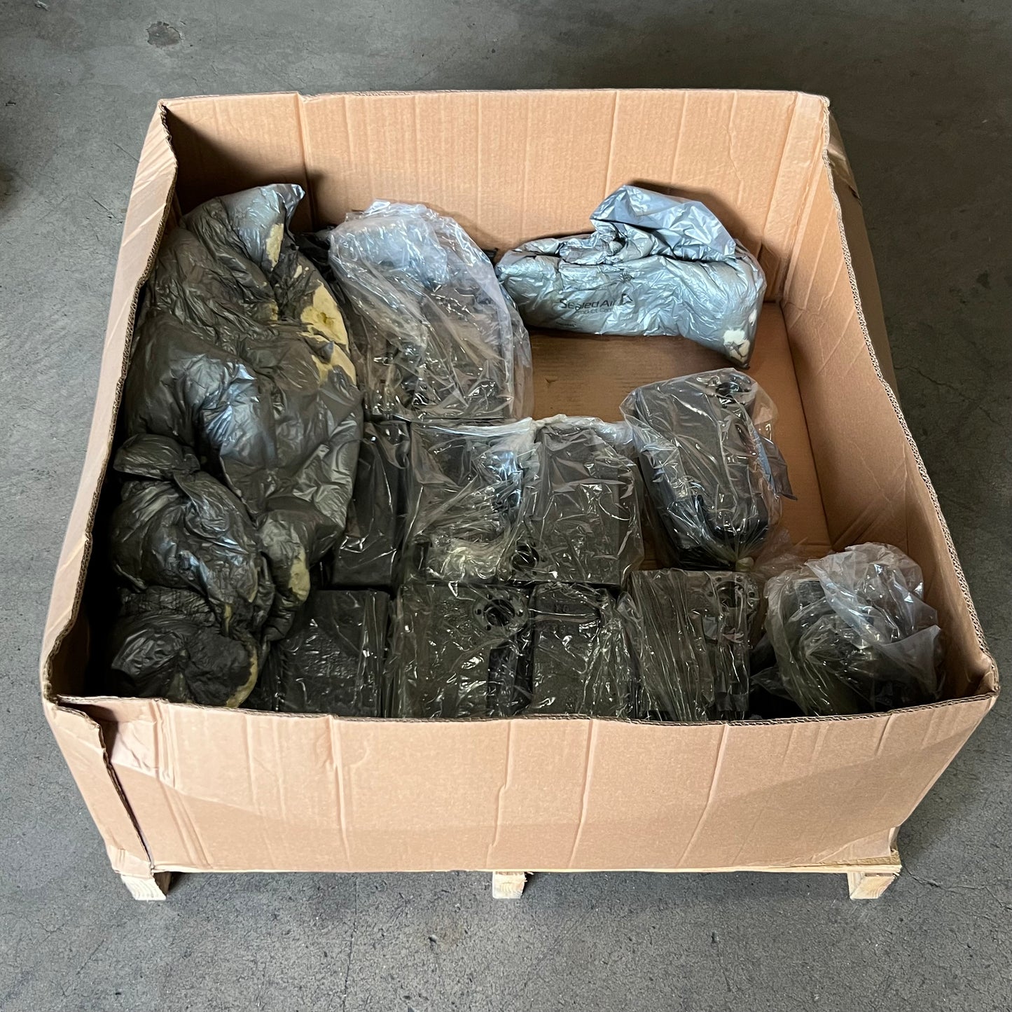 ZA@ Pallet of Machinery Parts KD 230217 9"x4.5" Gray