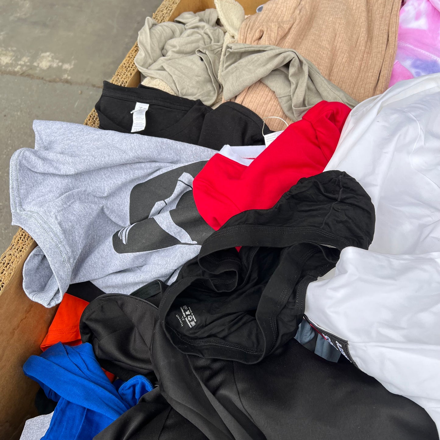 ZA@ Pallet of MIXED Clothing, Tee-shirts, Pants Childrens & Adult! (AS-IS)