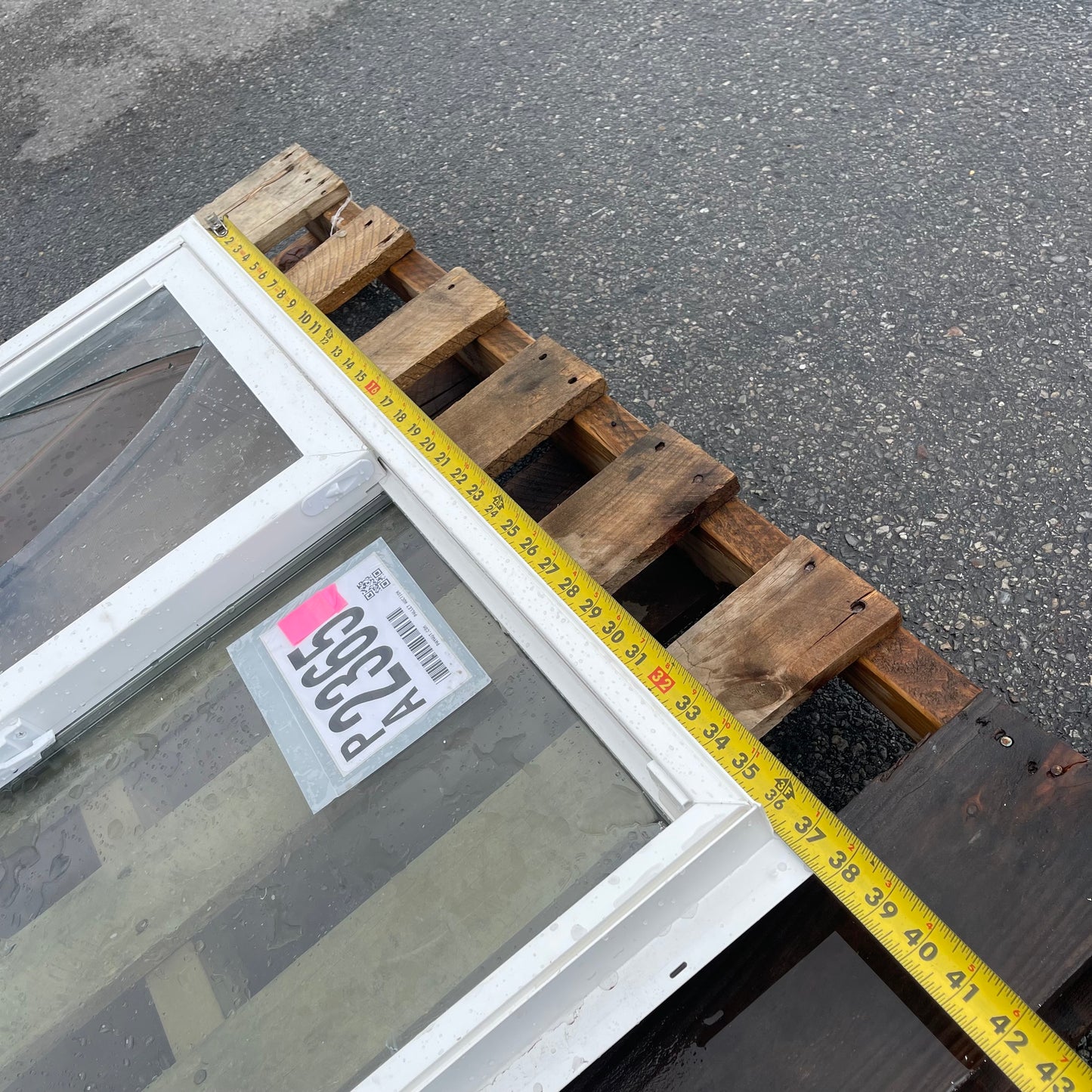 ZA@ Pallet of JELD-WEN Sliding Window w/ Screen 30”x37” (AS-IS, Broken Panel)