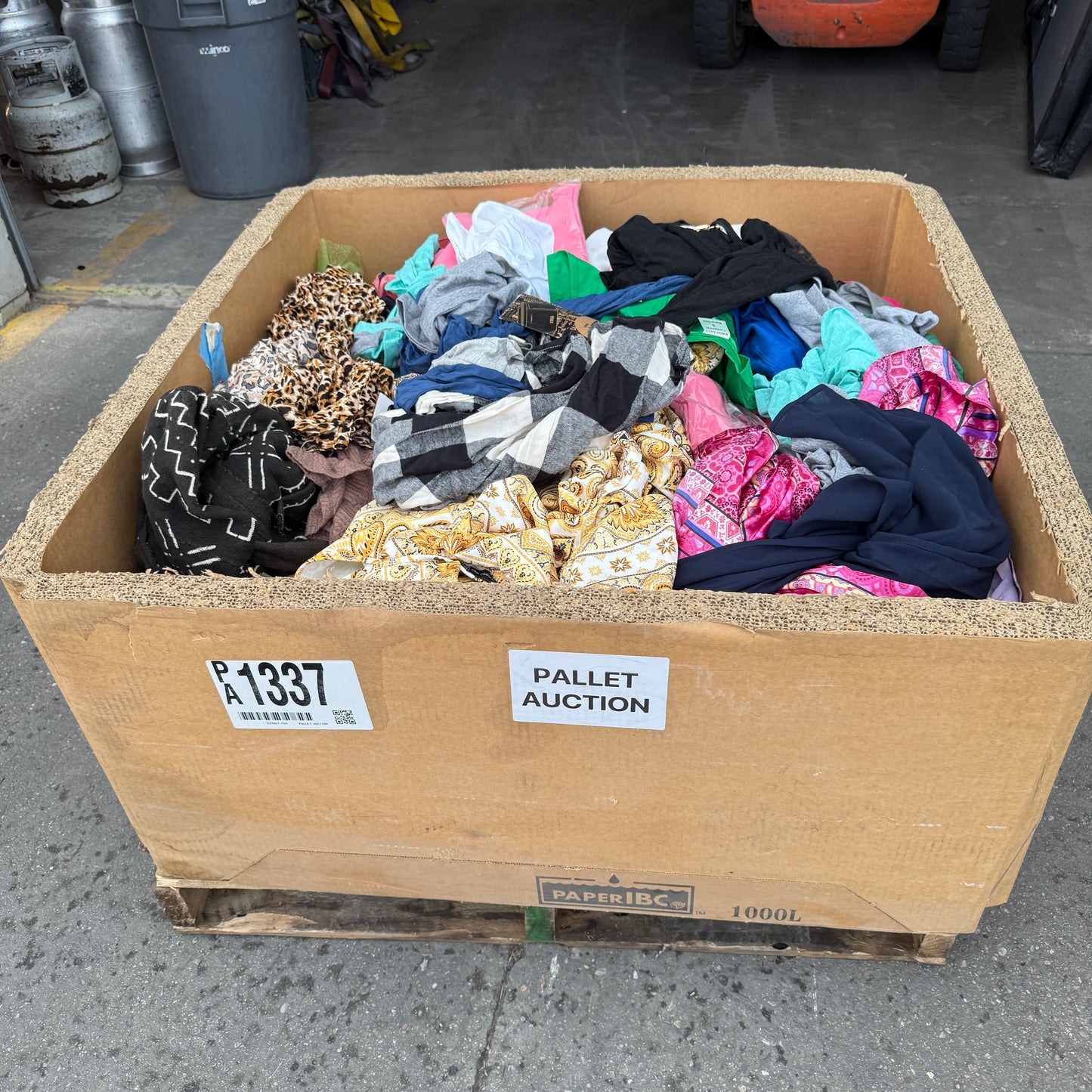 ZA@ Pallet of MIXED Men’s & Women’s Clothing & Kid’s Costumes