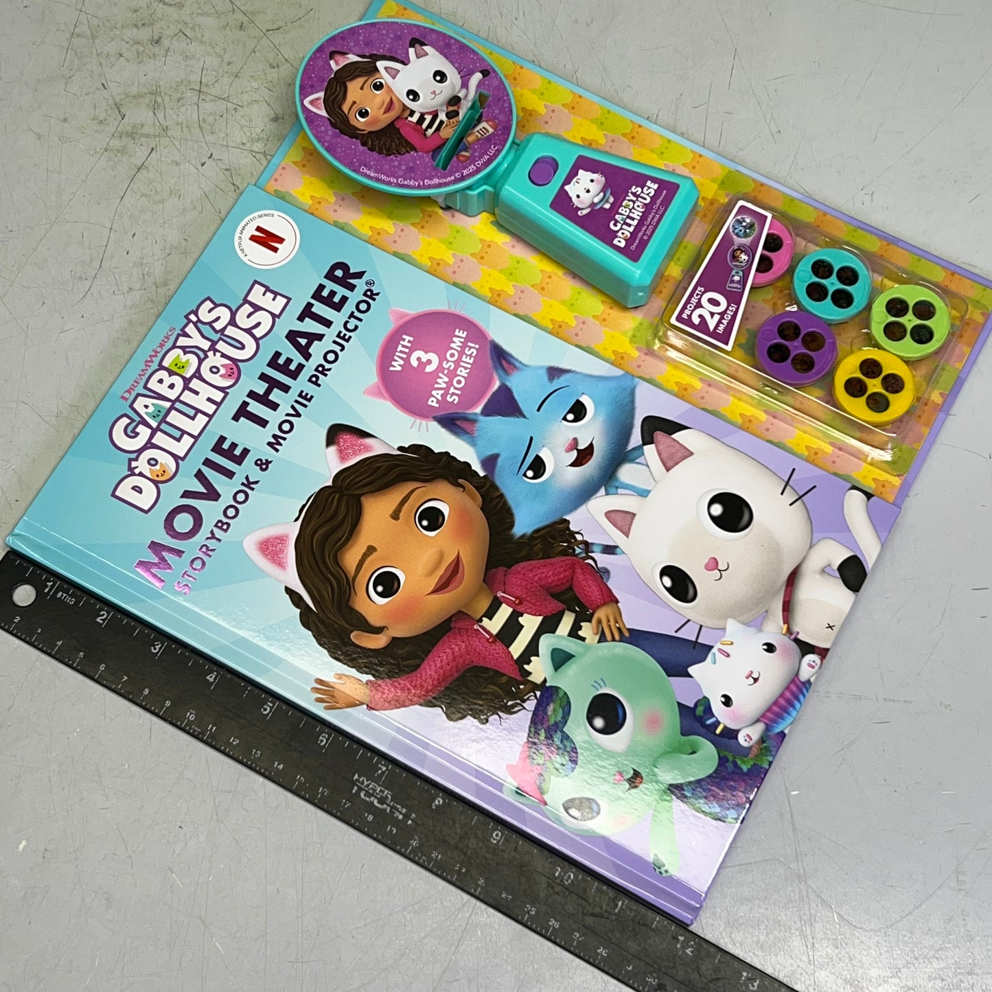 DREAMWORKS Gabby's Dollhouse Movie Theater Storybook & Movie Projector