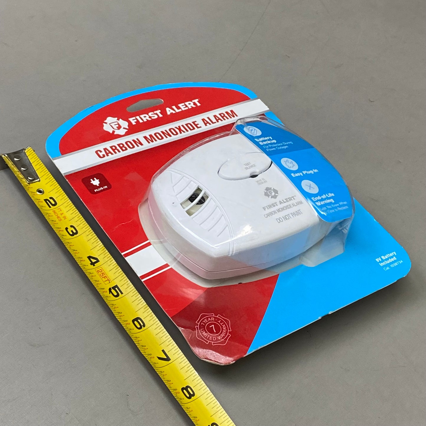 FIRST ALERT Plug-In Carbon Monoxide Alarm 5"x1.38"x3.4" White 1039734