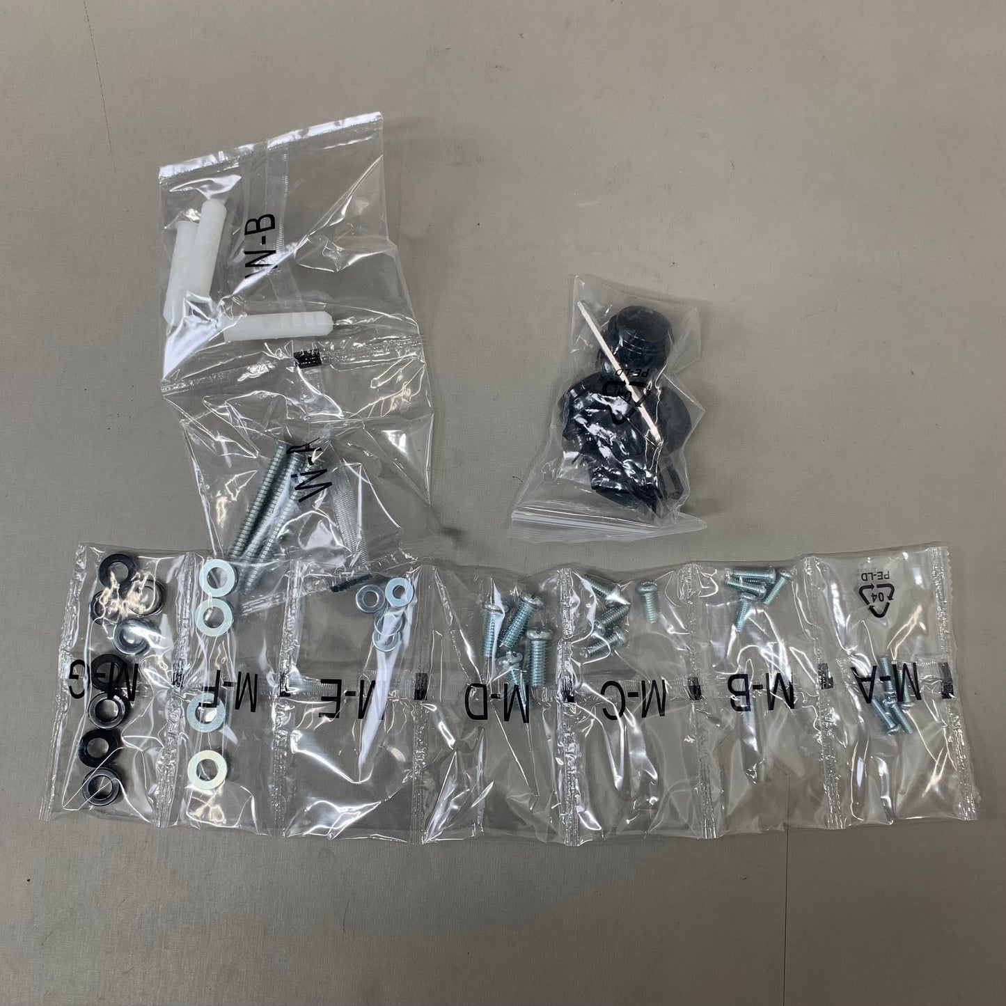 MOUNT-IT Full Motion TV Wall Mount Holds 360 Rotation 42" & 44 Lbs Black MI-4151