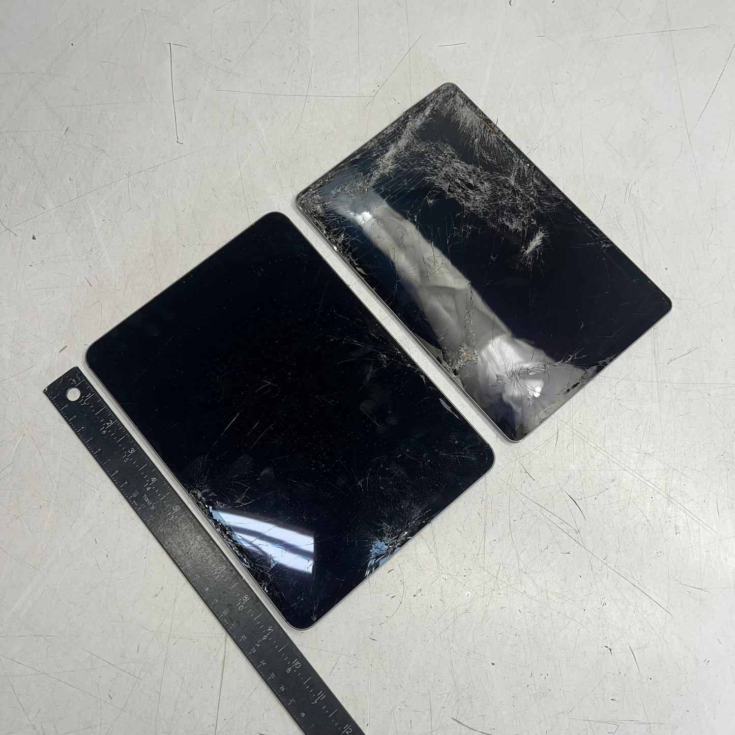 ZA@ APPLE (LOT OF 2) Ipad Pro 1st Generation (Working & Unlocked) W/ Samsung Galaxy Tab S6 (shattered for Parts) 11" Space Grey A2013 (As-Is)