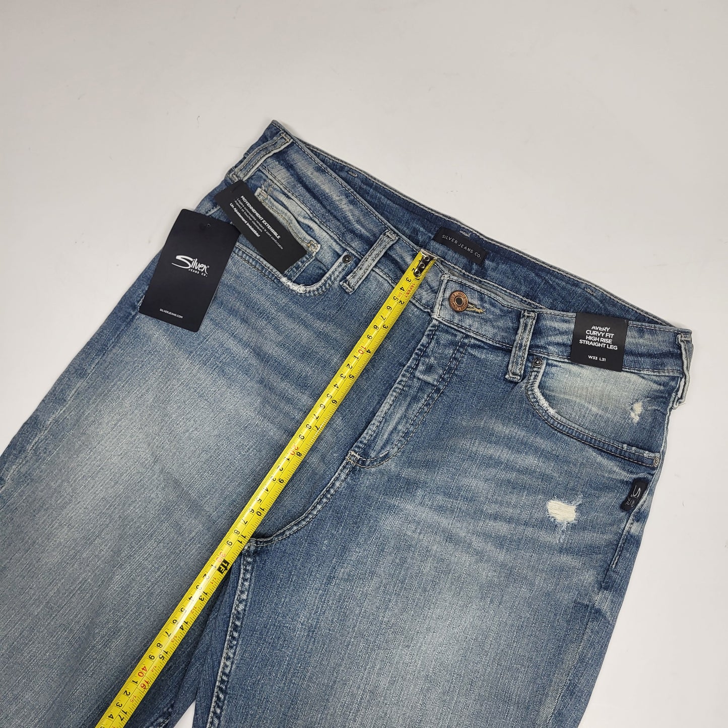 SILVER JEANS CO. Avery Curvy Fit High Rise Straight Leg Sz 33/31 Light Indigo