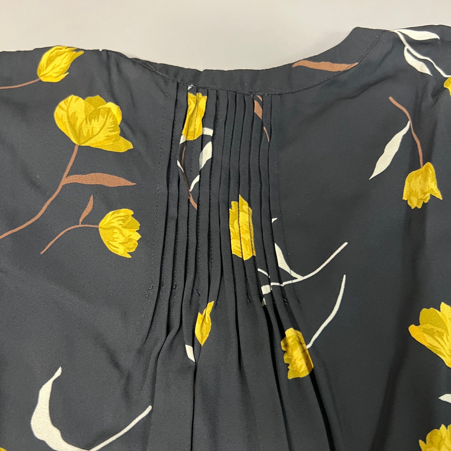 CHELSEA & THEODORE Sleeveless Blouse Women's Size M Black/Yellow Tulip 2165072 (NEW)