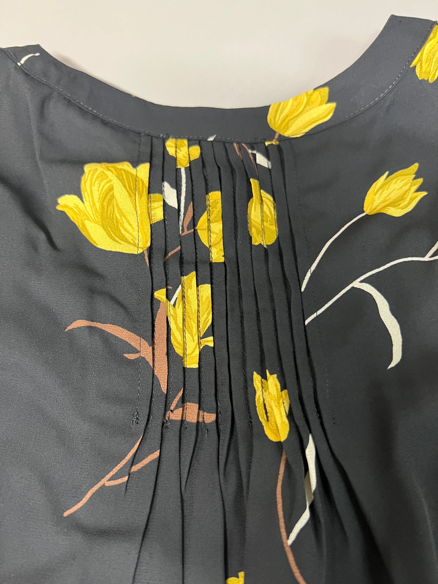 CHELSEA & THEODORE Sleeveless Blouse Women's Size L Black/Yellow Tulip 2165072 (NEW)