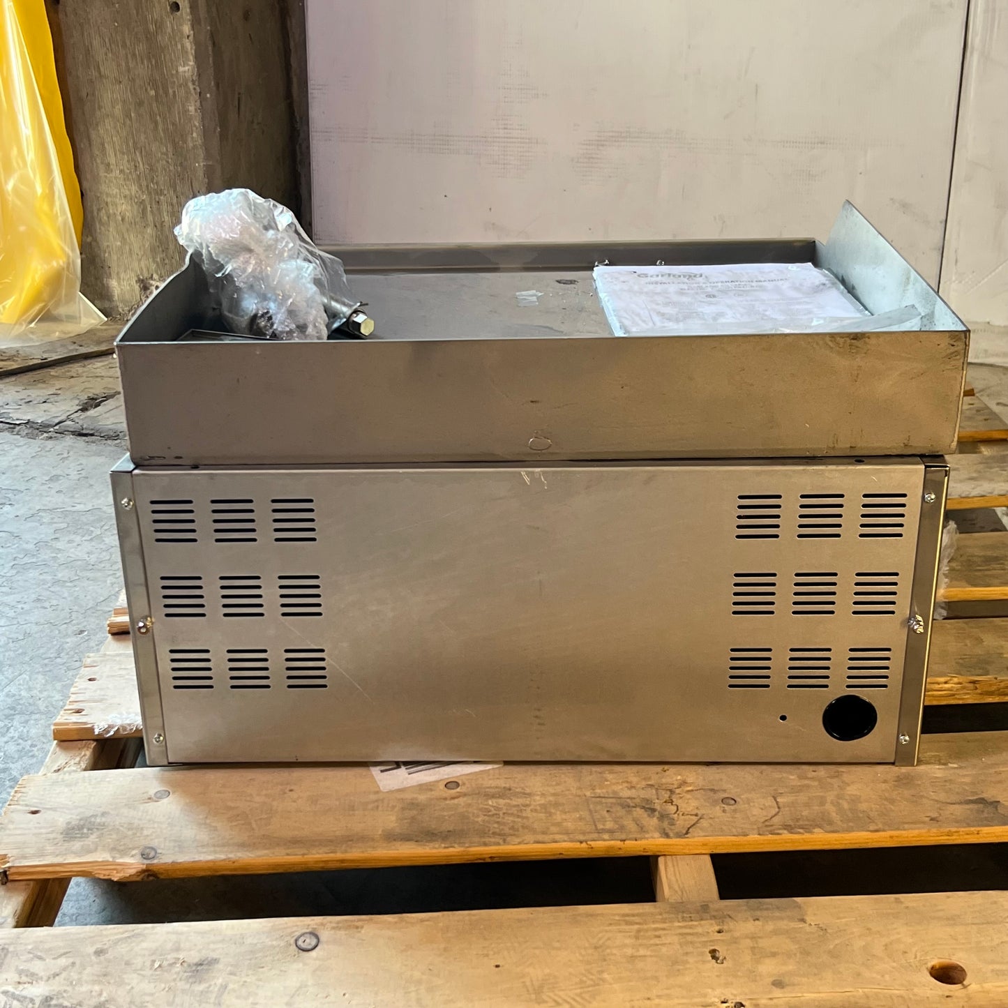 GARLAND Electric Commercial Range Sz 24"W x 24"L x 14"H, ED-24G (New w/ Damage, One Leg Missing)