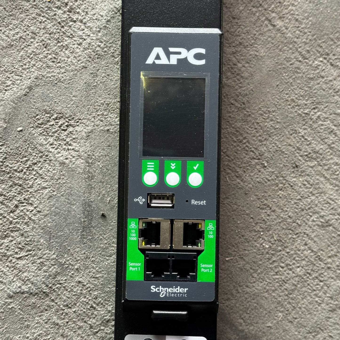 APC Power Distribution Units Input 200-240/346-415VAC  74"L Black SE26048M-0061-C