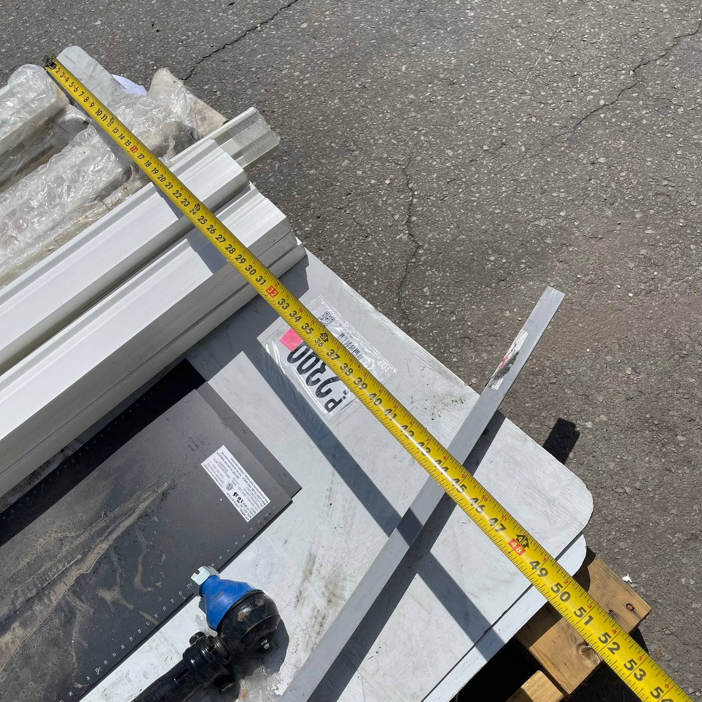 ZA@ Pallet of MIXED Blinds, Aluminum Signs, Trim, Cross Tube Assembly, & More! (AS-IS)