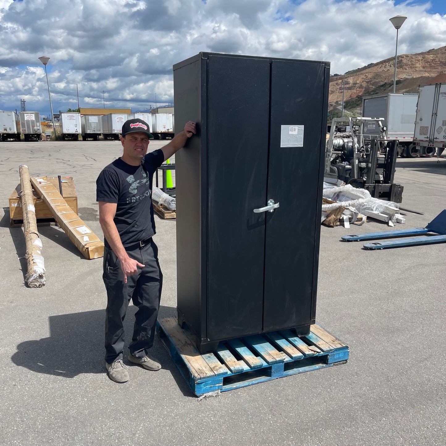 JAMCO Steel Storage Cabinet W/ 122 Yellow Bins 78" x 36" x 24" Dark Grey DF236BL