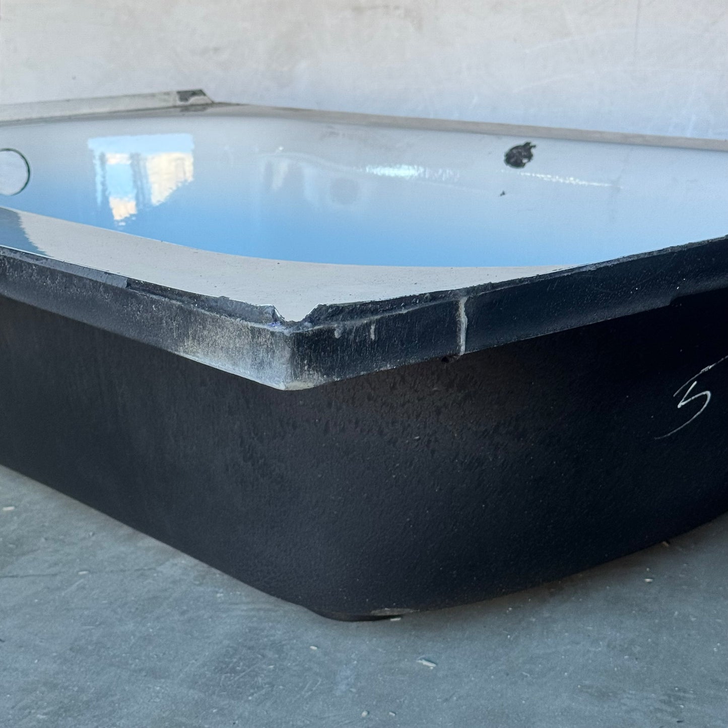 ZA@ AMERICAST STANDARD Tub Durable 3-Layered Design Sz 60”Lx34”Wx15”H (New Other)