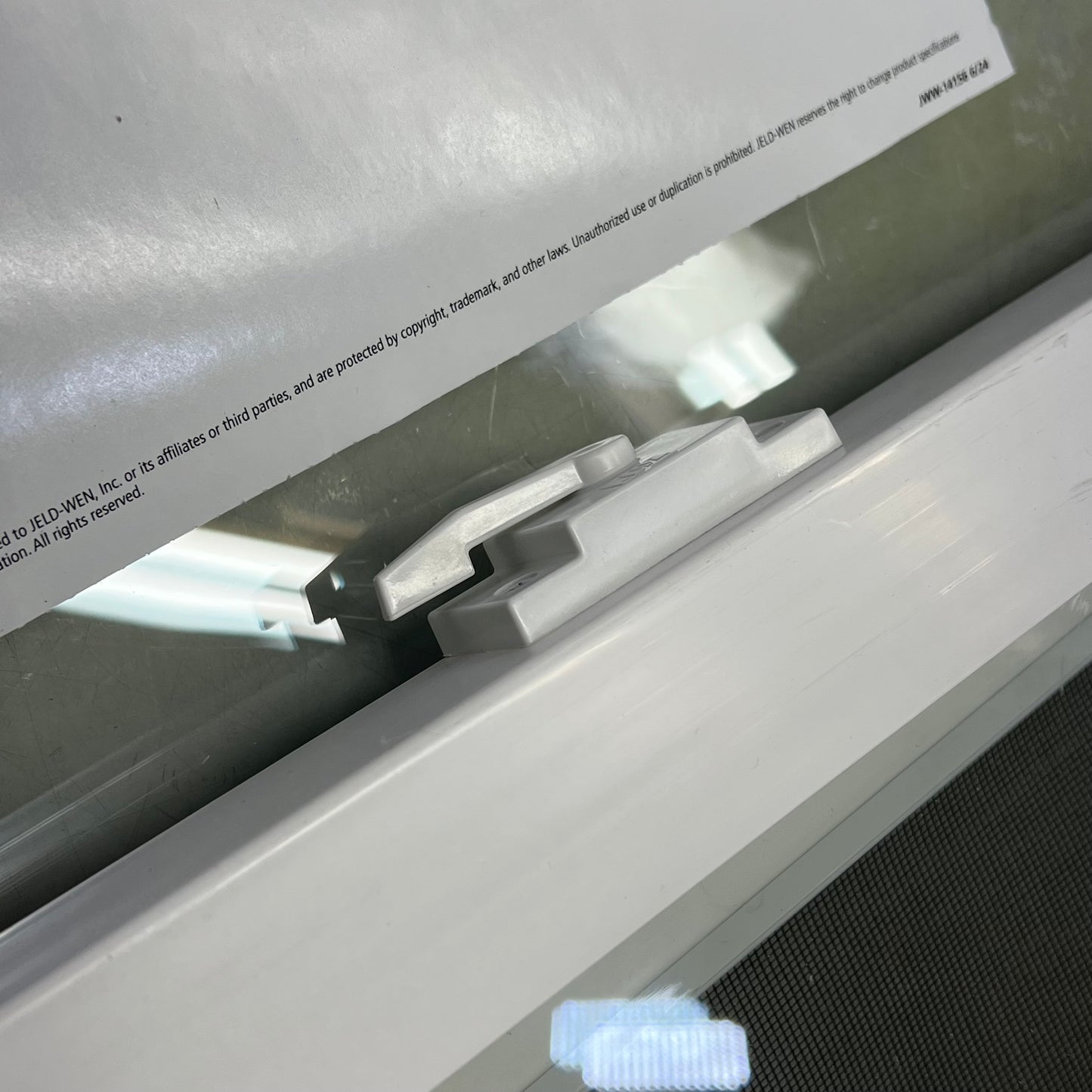 ZA@ JELD-WEN V-2500 Series Single Hung Vinyl Low-E 35.75" X 37.5" White LT2308 (As-Is)