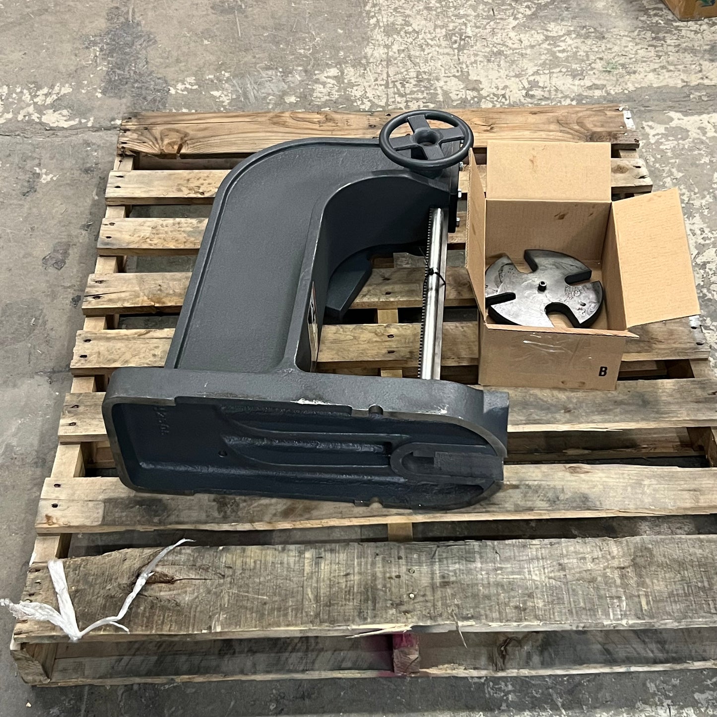 DAKE Arbor Press Ratchet Lever 3 Ton Model 1-1/2b 1-1/4" X 1/14" X 24-1/2" Grey