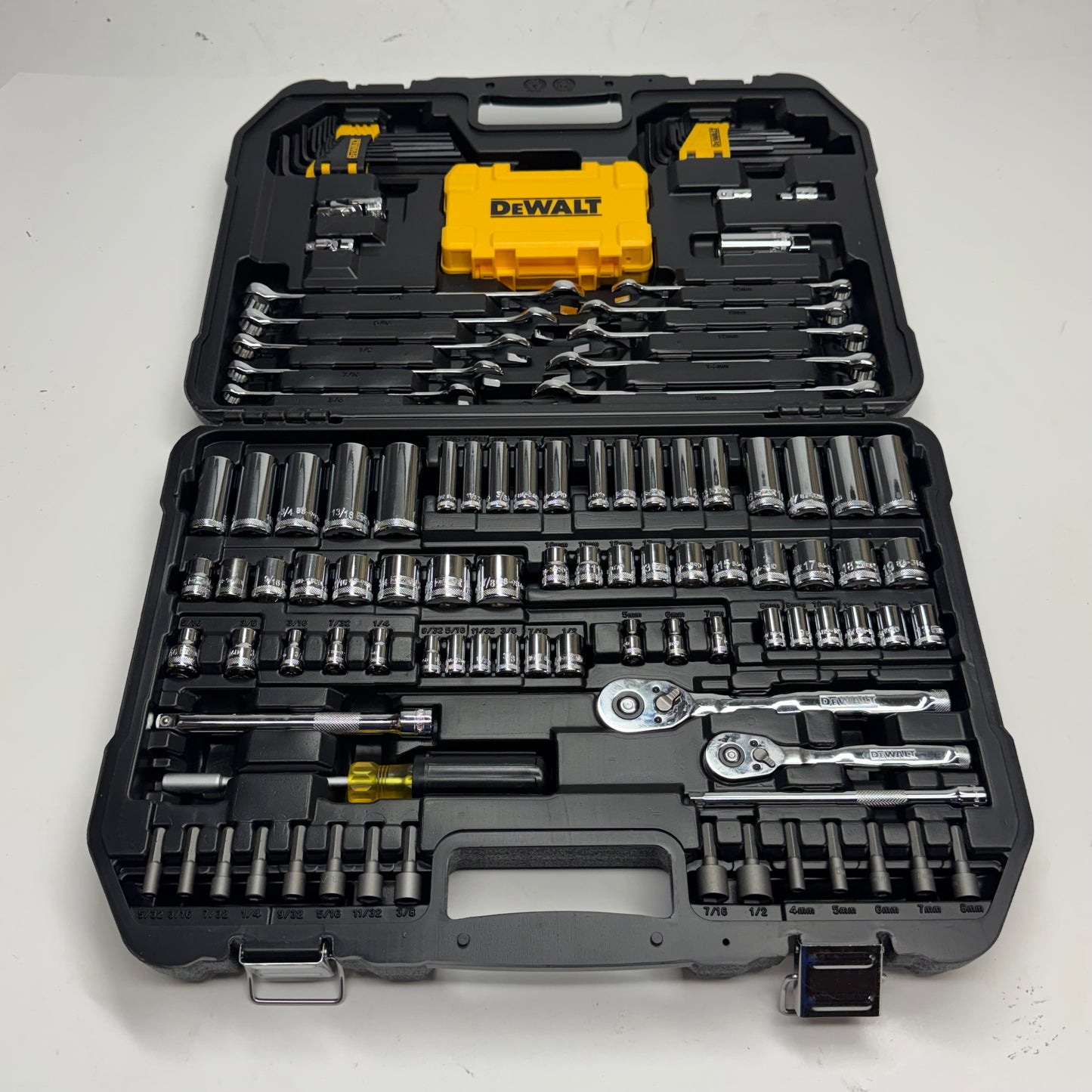 DEWALT 142-Piece Mechanics Tool Set – Polish Chrome Socket & Ratchet Set with Case DWMT45425