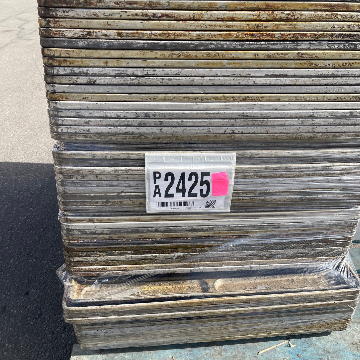 ZA@ Pallet of MIXED Bread Baking Trays, Steel 26.5”x18.5” pans ~900 lbs total (AS-IS)