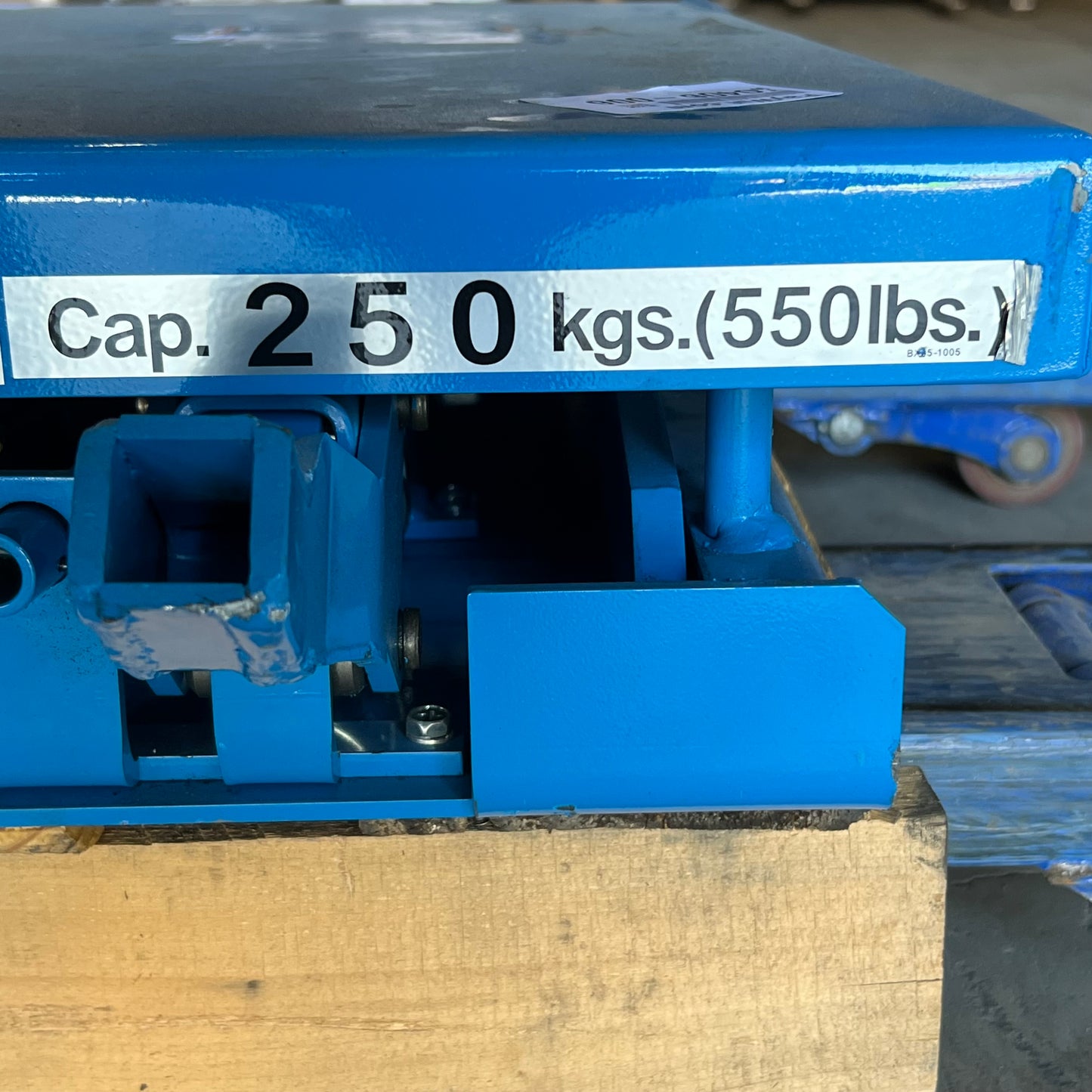 VERSACE Hydraulic Lift Table Max Cap 550 Lbs 20"W x 32"L x 6"-28"H Blue X25CNBI