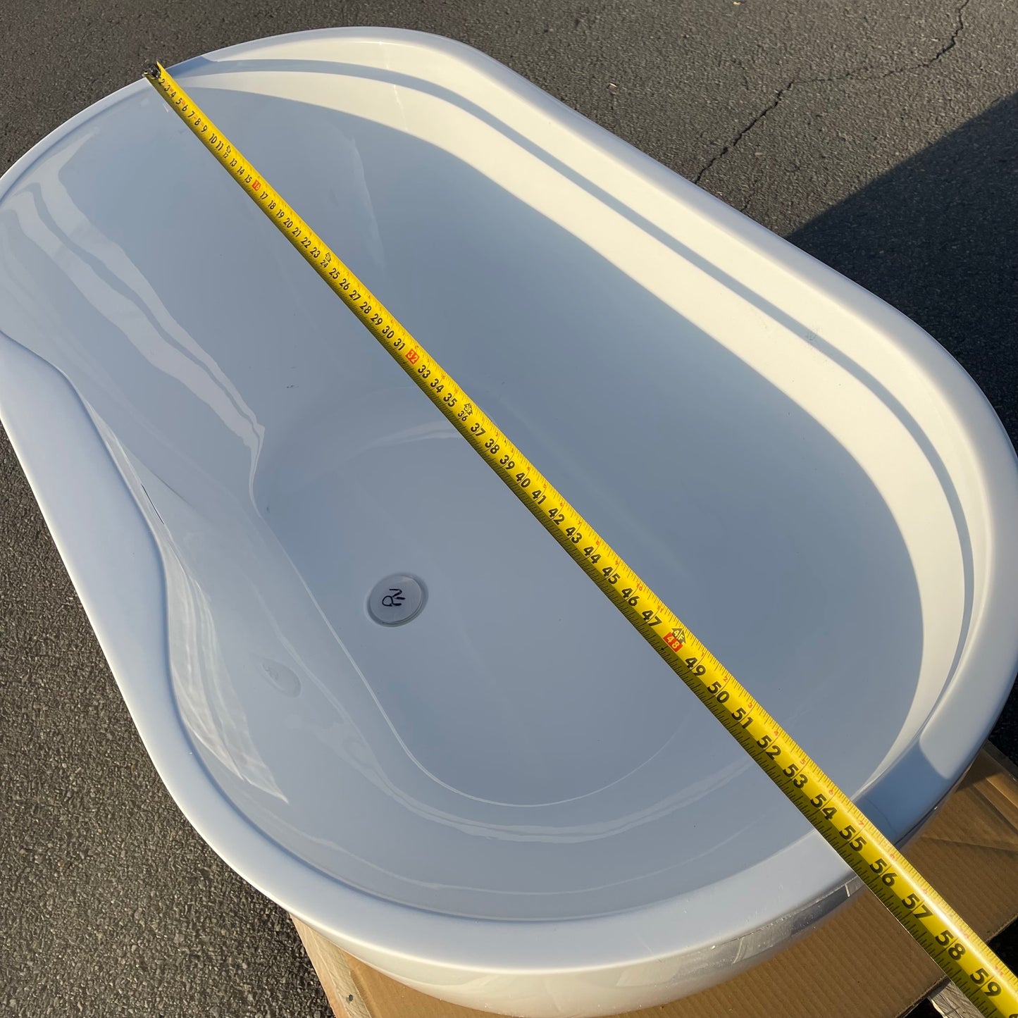 ZA@ Pallet of VINTAGE Acrylic Freestanding Bathtub 56”x29”x23” RMAQ340 (AS-IS)