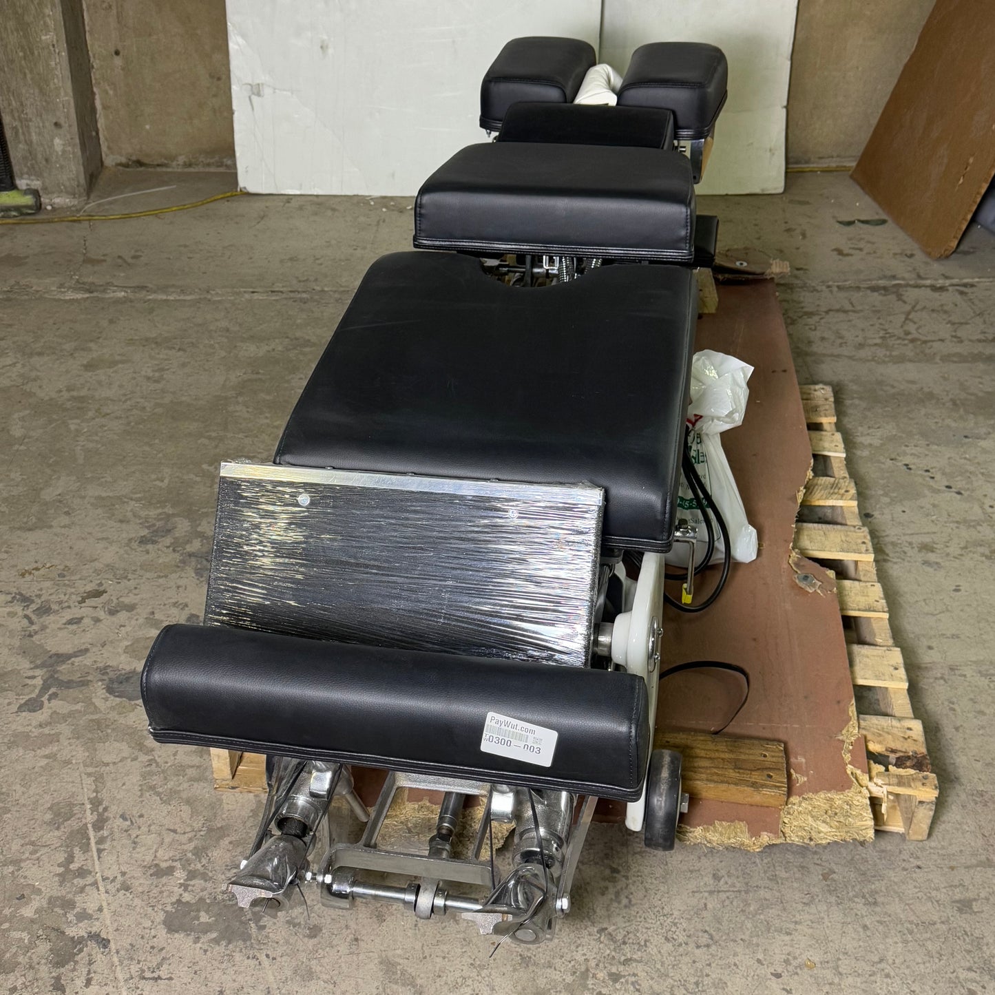 ZA@ THOMPSON 320 Zenith Chiropractic Table Manual Hylo Adjusting Sz 69.5”Lx17.5”Wx20”H, Black (AS-IS, Damaged Footrest)