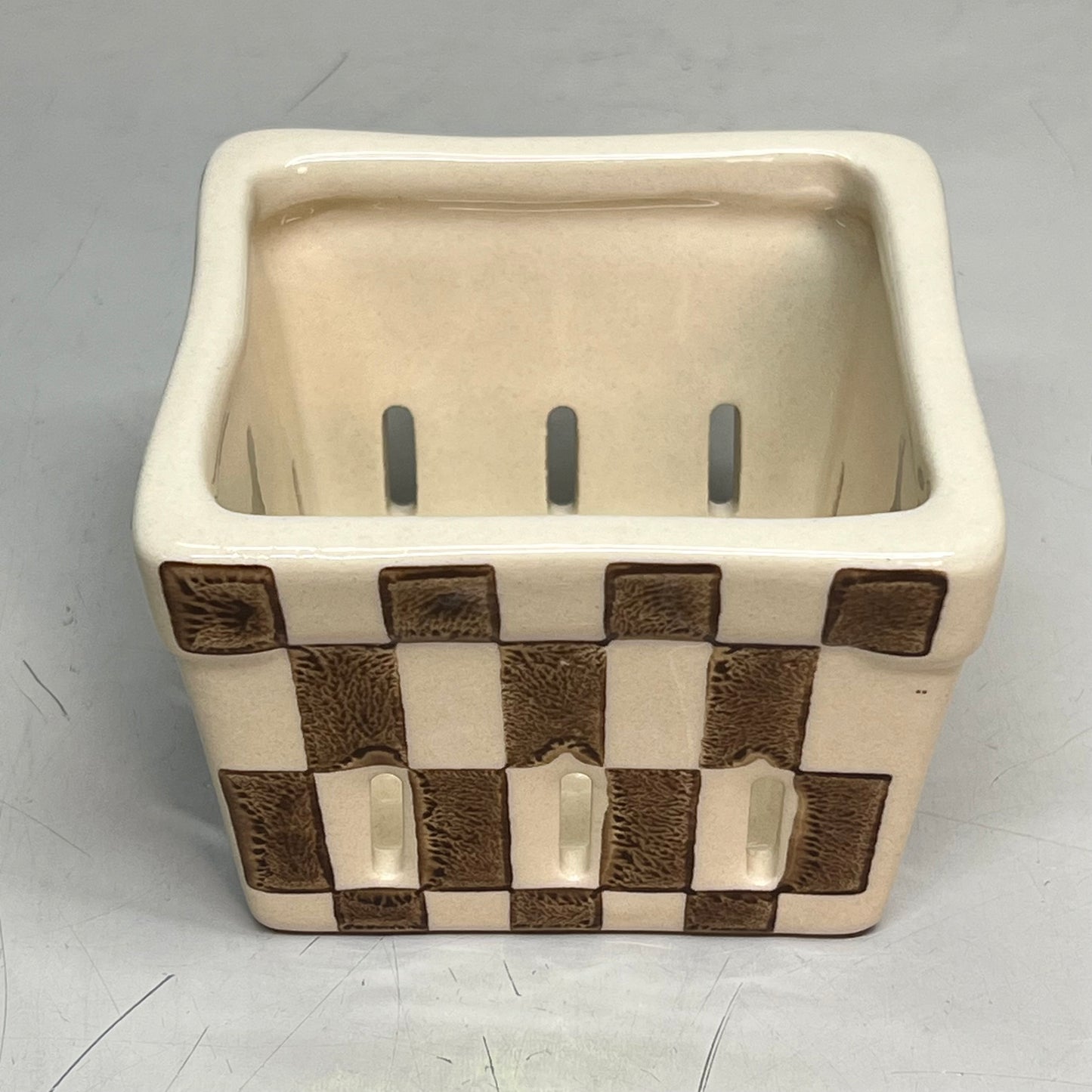 CREATIVE CO-OP Hand-Painted Stoneware Berry Basket 4"x2-3/4"HMulticolor DG0460A