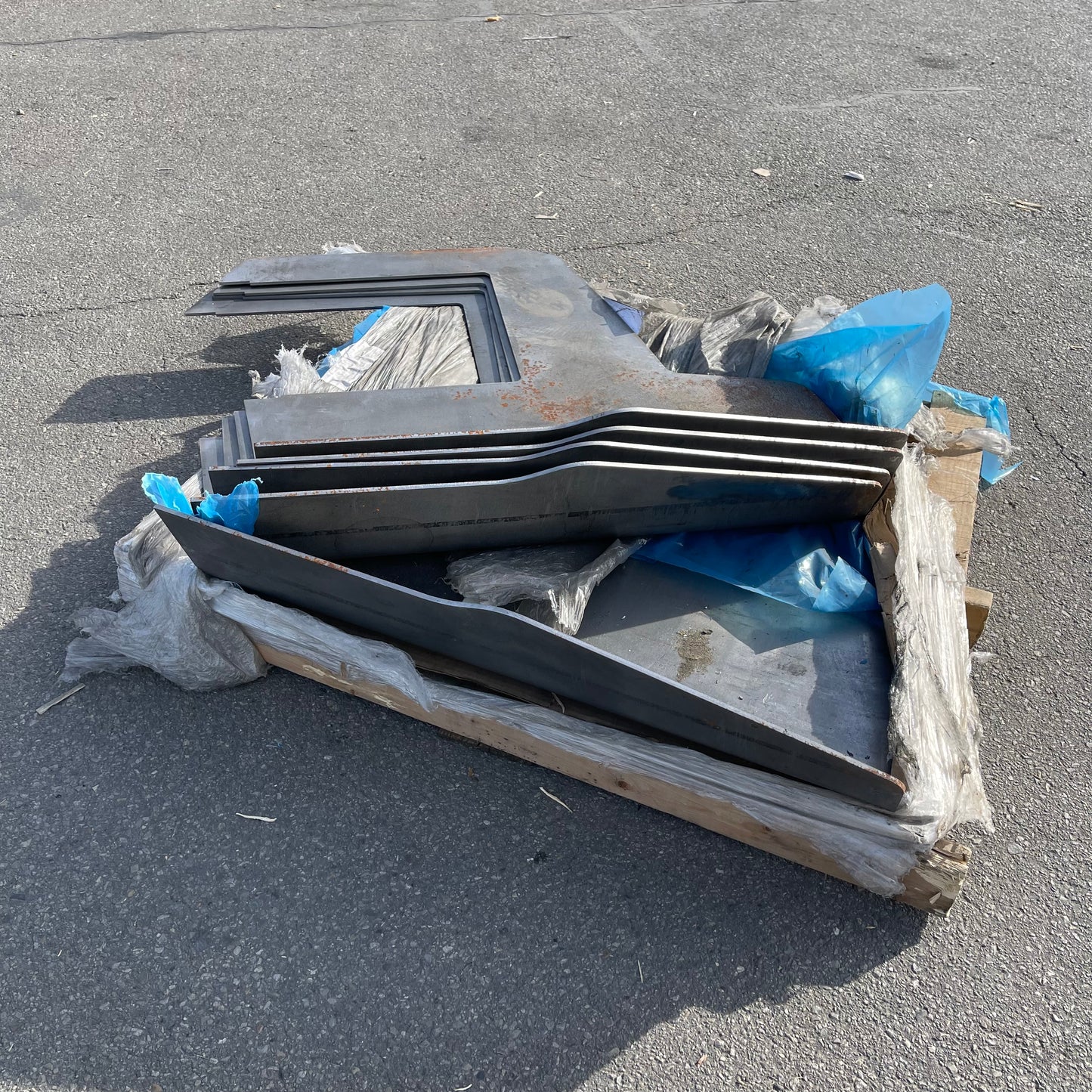 ZA@ Pallet of MIXED Steel Plate Side 38”x39” (AS-IS)