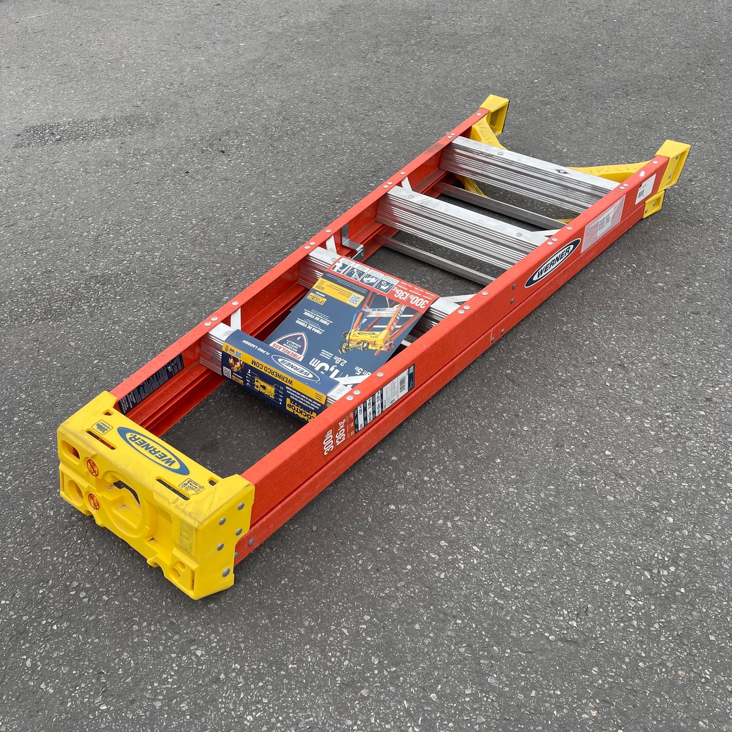 Z@ WERNER A-Frame Fiberglass Step Ladder 5' 300 lb Load Cap 6205 (As-Is)