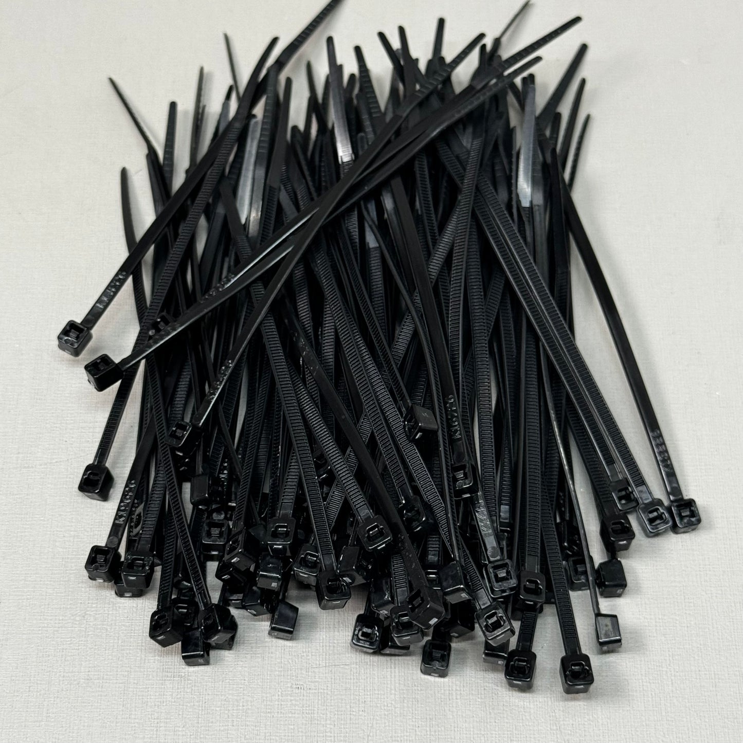 STARTECH.COM (3 PK!) 100 Package Plastic Zip Ties 4" (100mm) Black CBMZT4B