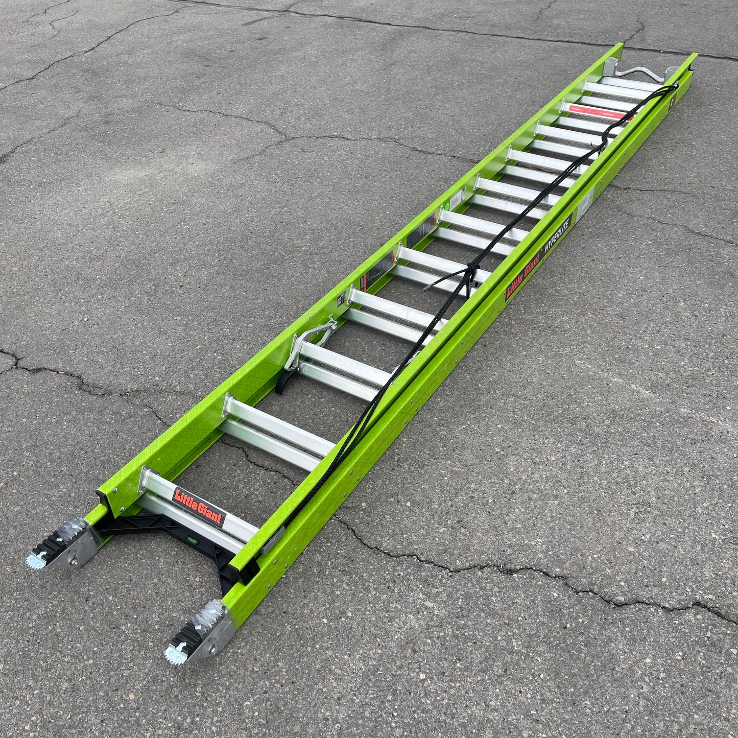 Z@ LITTLE GIANT Hyperlite Fiberglass Extension Ladder 24' 300 lb Load Cap 18724-186 (As-Is)