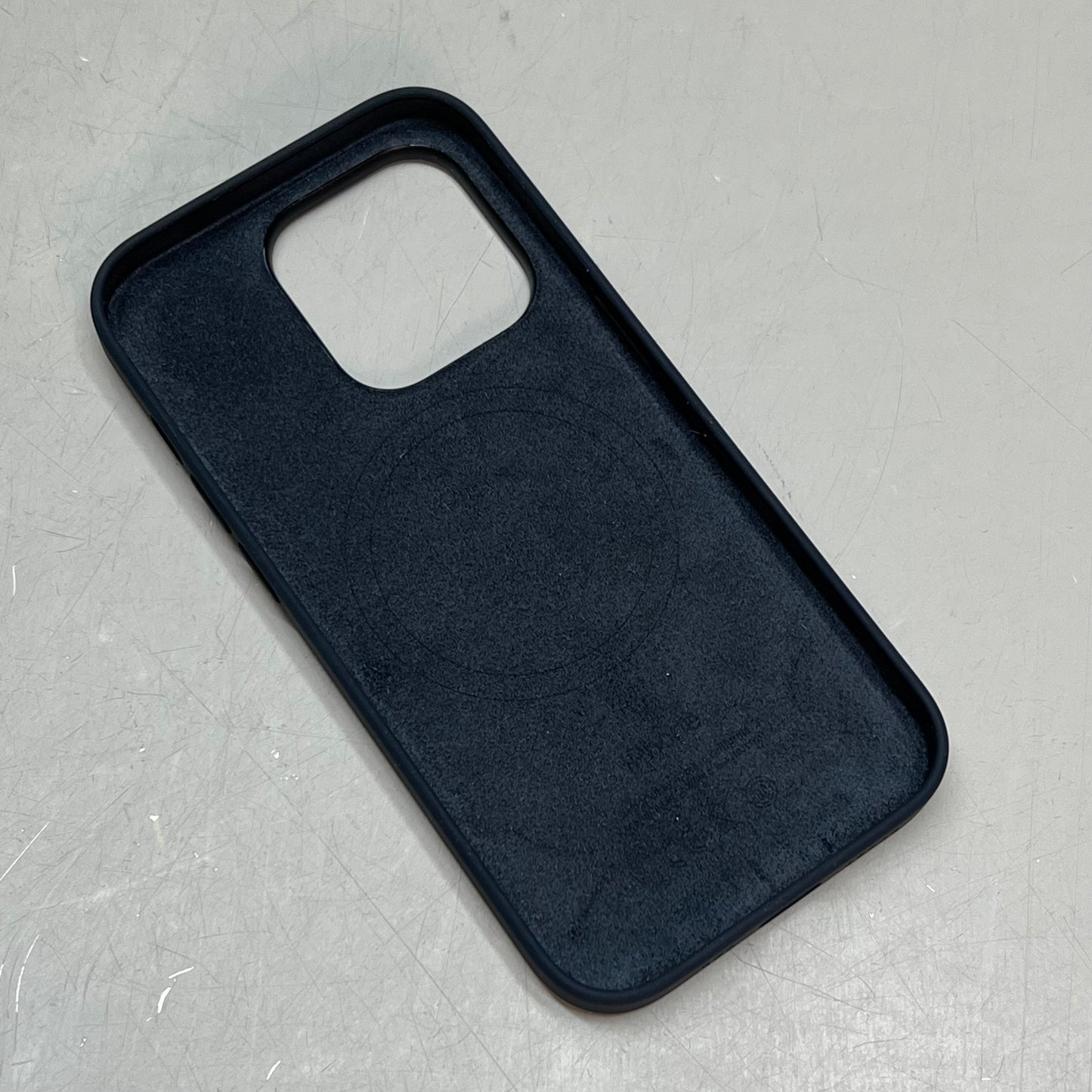 APPLE 14 Pro High Quality Silicone Case W/ MagSafe Midnight  MPTE3ZM/A (Return)