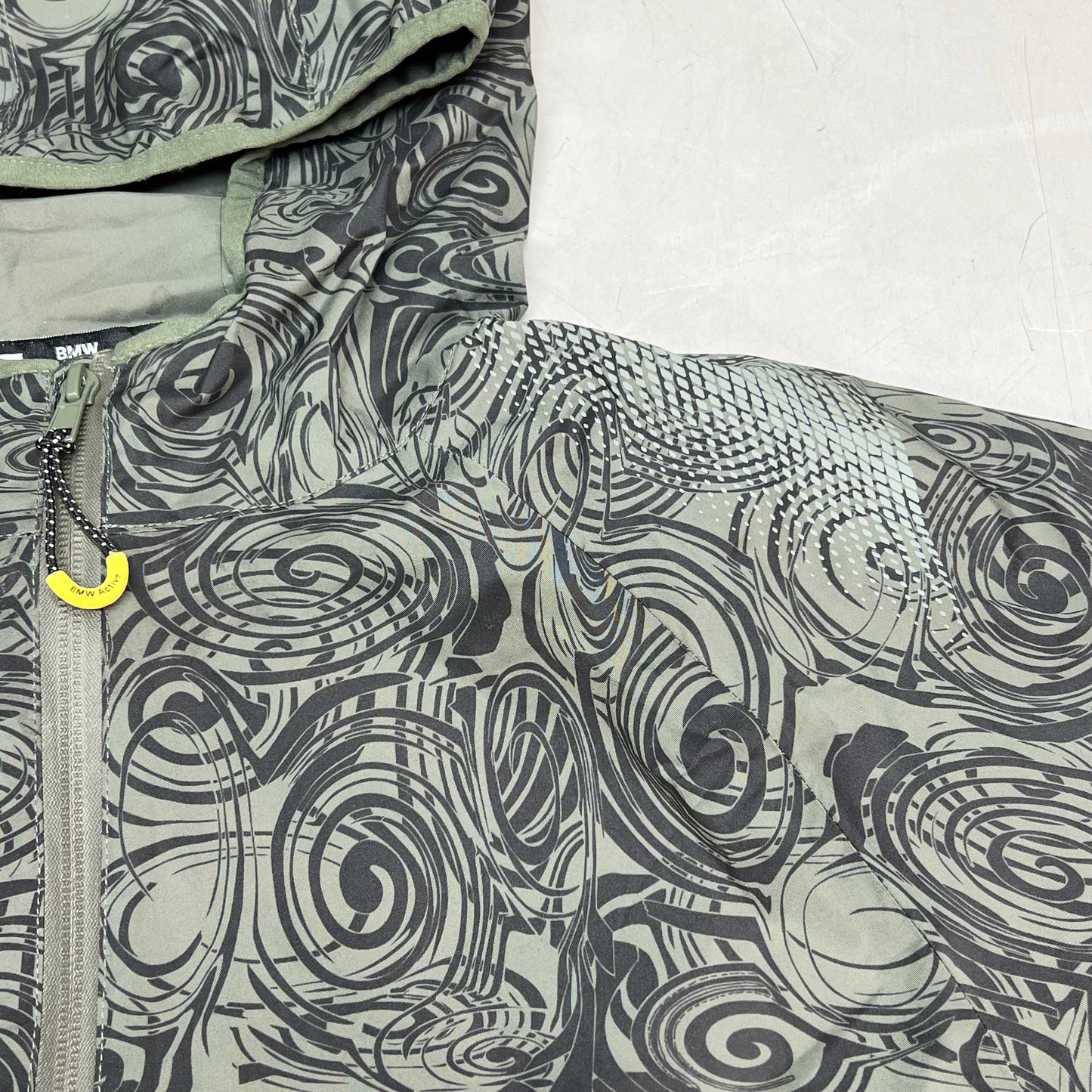 BMW Waterproof Lightweight Active Jacket Full Zip Mens Sz M Olive Scribble Print