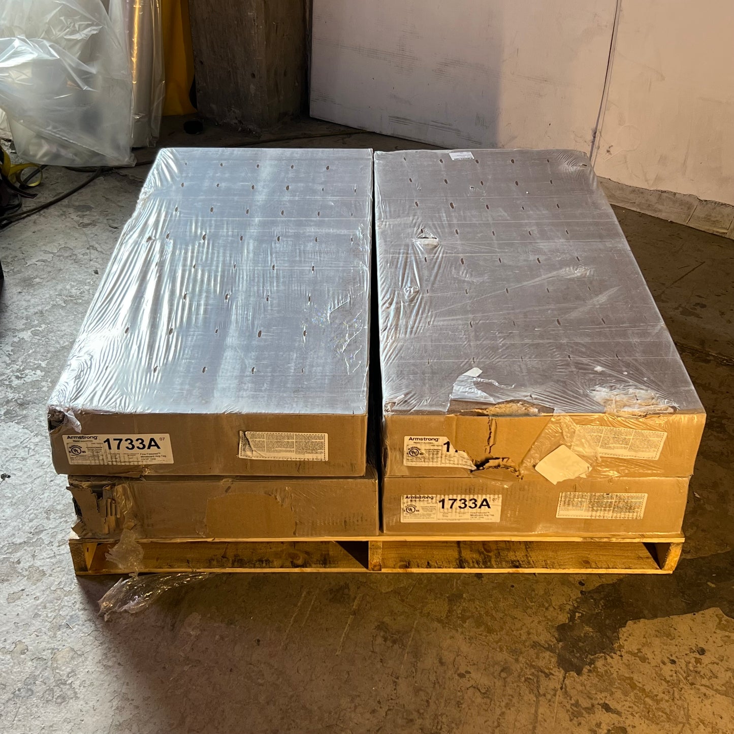 ZA@ Pallet of ARMSTRONG Ceiling Tile, Fine Fissured Angled Tegular Sz 24" x 48" x 5/8" 1733A (AS-IS, Damage)