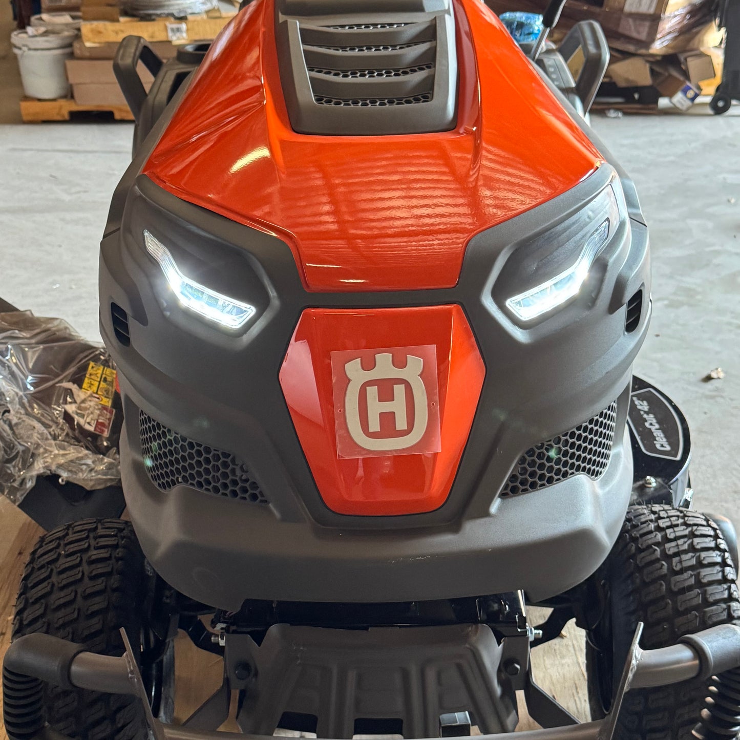 ZA@ HUSQVARNA (42") 23HP Kawasaki Lawn Tractor w/ Locking Differential TS275XD (New Damaged, Riding Lawn Mower with Bent Rear Wheel/Axle – For Repair)