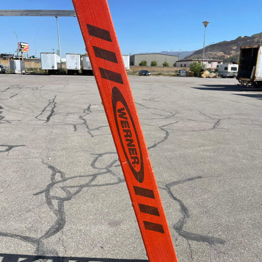 Z@ WERNER Fiberglass Twin Ladder 20 ft, 300 lbs cap Orange T7420