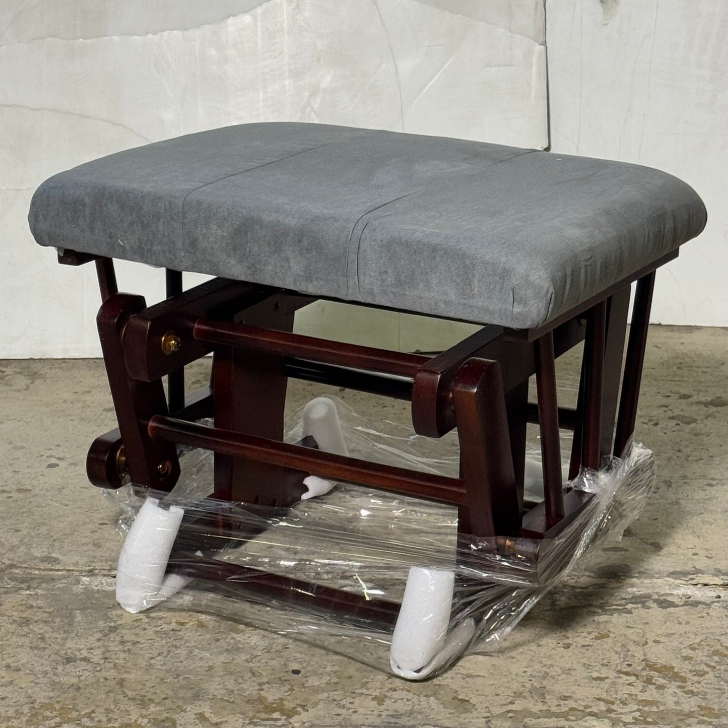 STORKCRAFT Glider & Ottoman Sz 21” x 22” x 39” 06554-589-BF (Box Distressed)