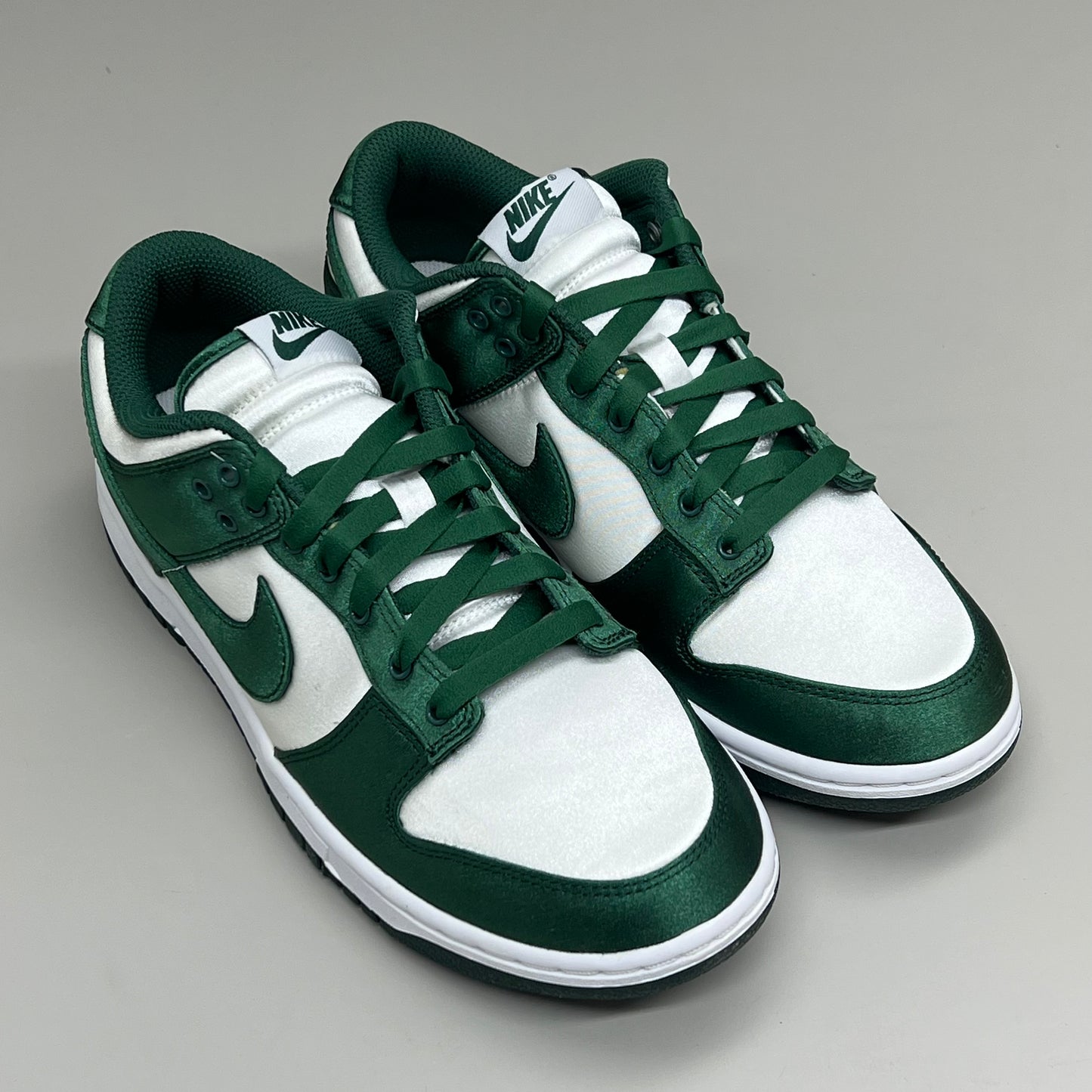 NIKE Dunk Low Satin ESS SNKR Sz Women's 10.5 Men's 9 White/Team Green DX5931100