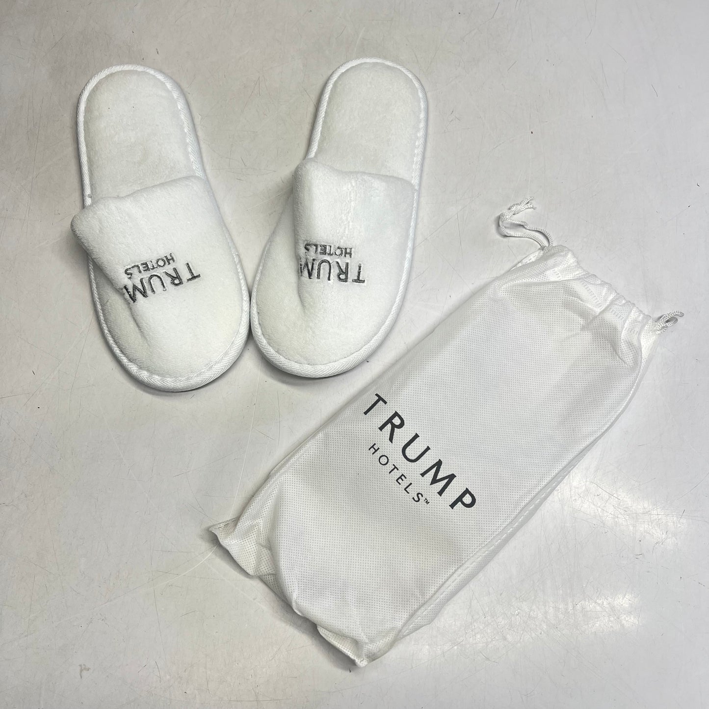 TRUMP STORE Embroidered Spa Slippers Men's Sz 12 Women's Sz 14  White/Silver