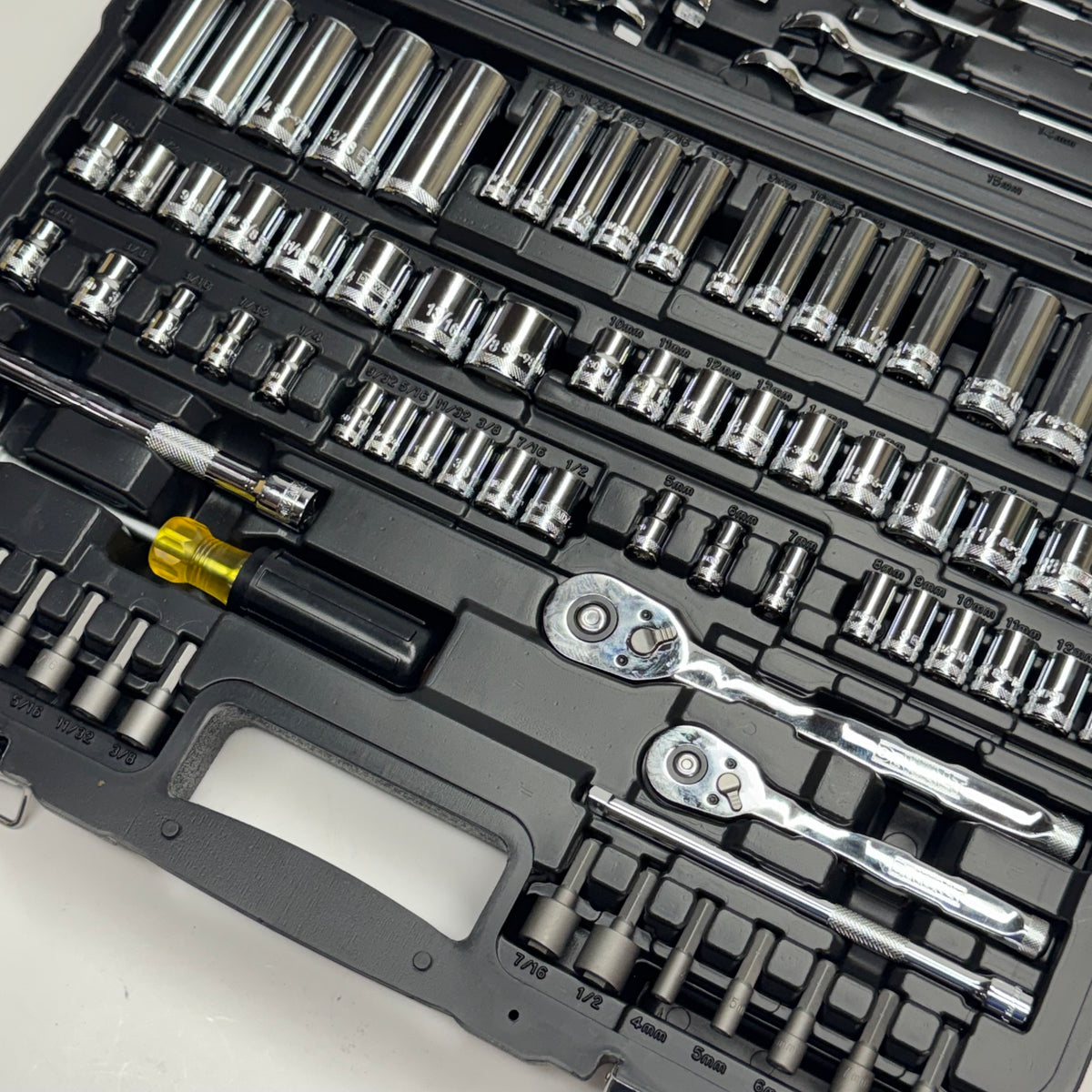DEWALT 142-Piece Mechanics Tool Set – Polish Chrome Socket & Ratchet Set with Case DWMT45425